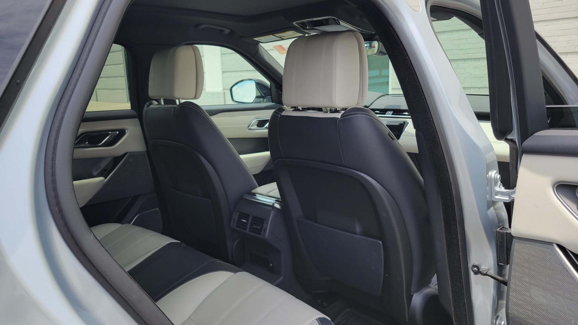 Used 2018 Land Rover RANGE ROVER VELAR R-DYNAMIC / NAV / MERIDIAN / SUNROOF / CAMERA for sale $58,995 at Formula Imports in Charlotte NC 28227 86