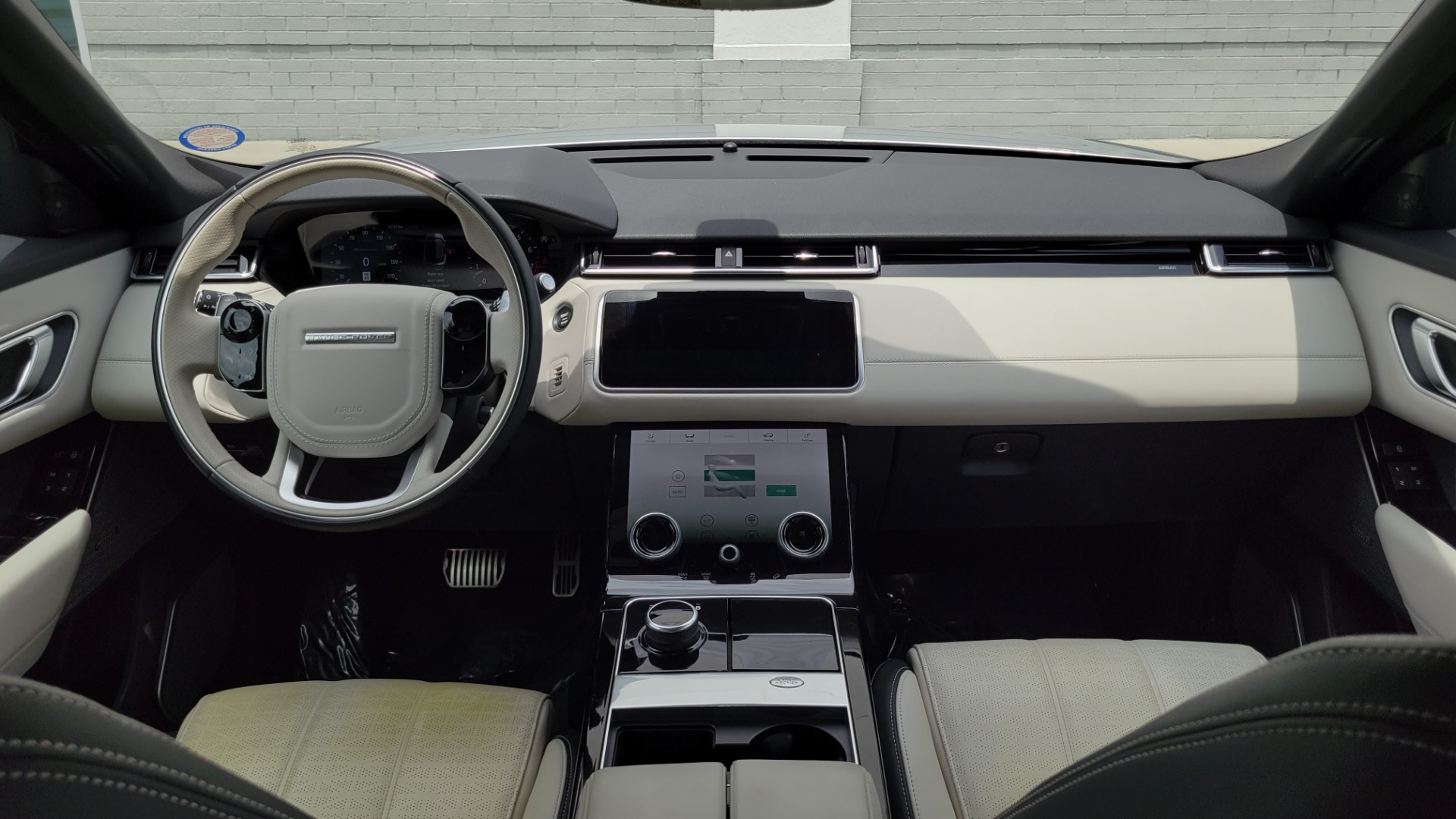 Used 2018 Land Rover RANGE ROVER VELAR R-DYNAMIC / NAV / MERIDIAN / SUNROOF / CAMERA for sale $58,995 at Formula Imports in Charlotte NC 28227 89