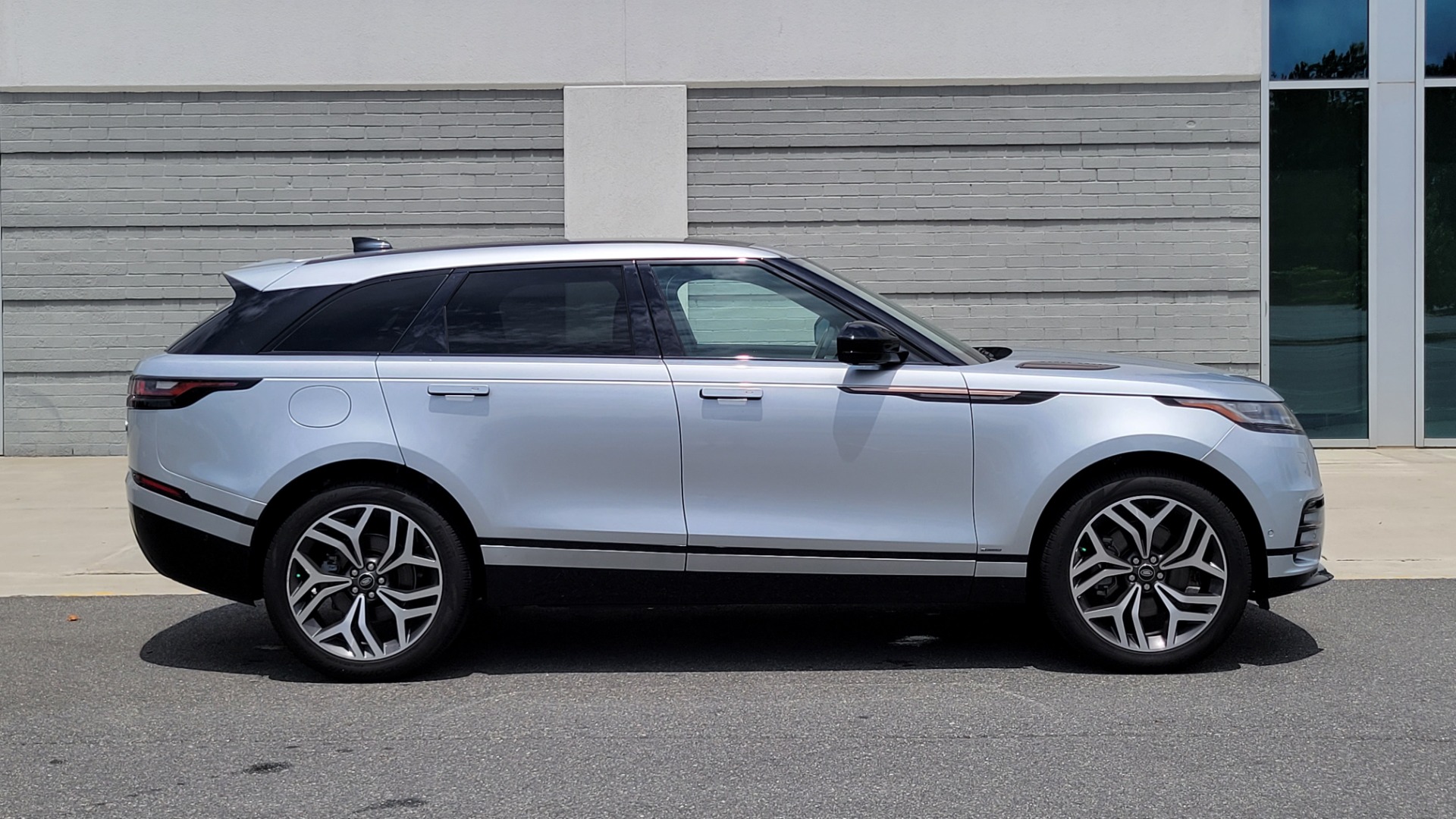 Used 2018 Land Rover RANGE ROVER VELAR R-DYNAMIC / NAV / MERIDIAN / SUNROOF / CAMERA for sale $58,995 at Formula Imports in Charlotte NC 28227 9