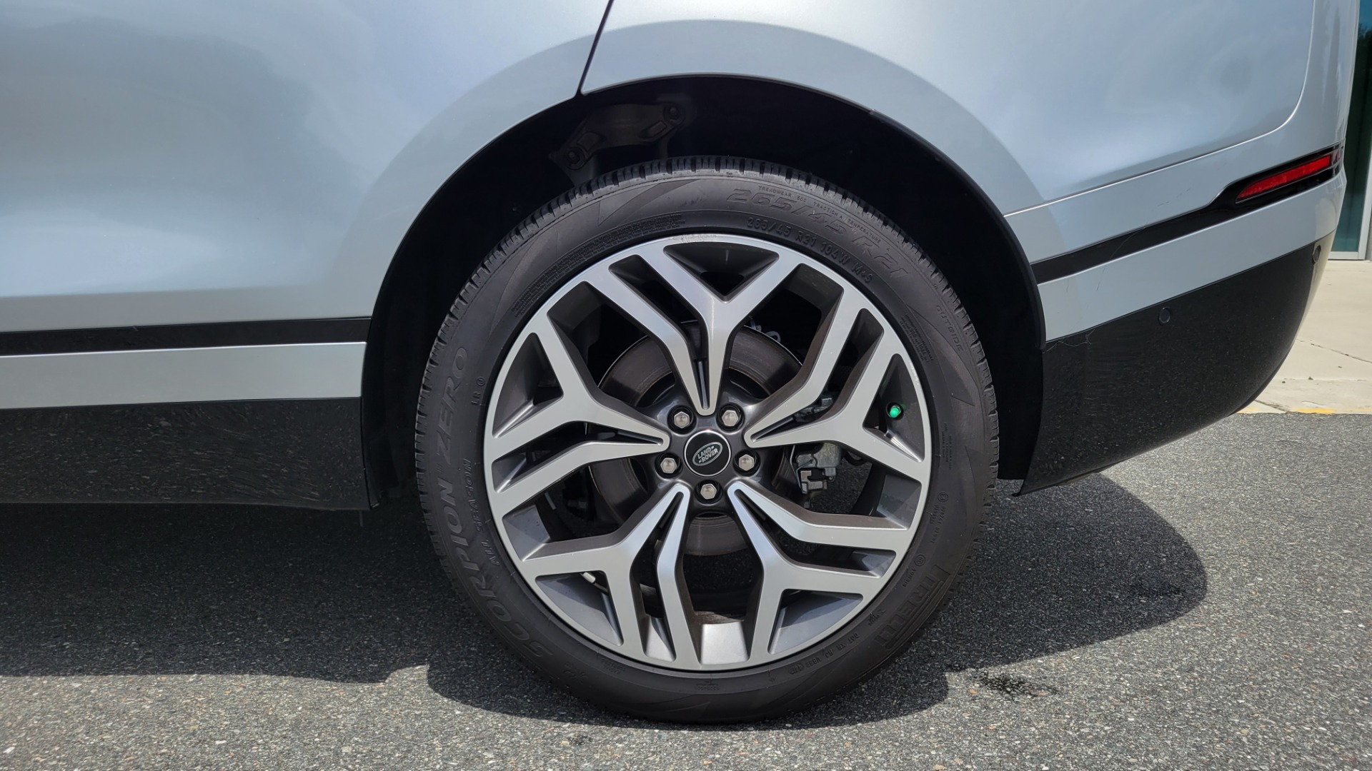 Used 2018 Land Rover RANGE ROVER VELAR R-DYNAMIC / NAV / MERIDIAN / SUNROOF / CAMERA for sale Sold at Formula Imports in Charlotte NC 28227 92