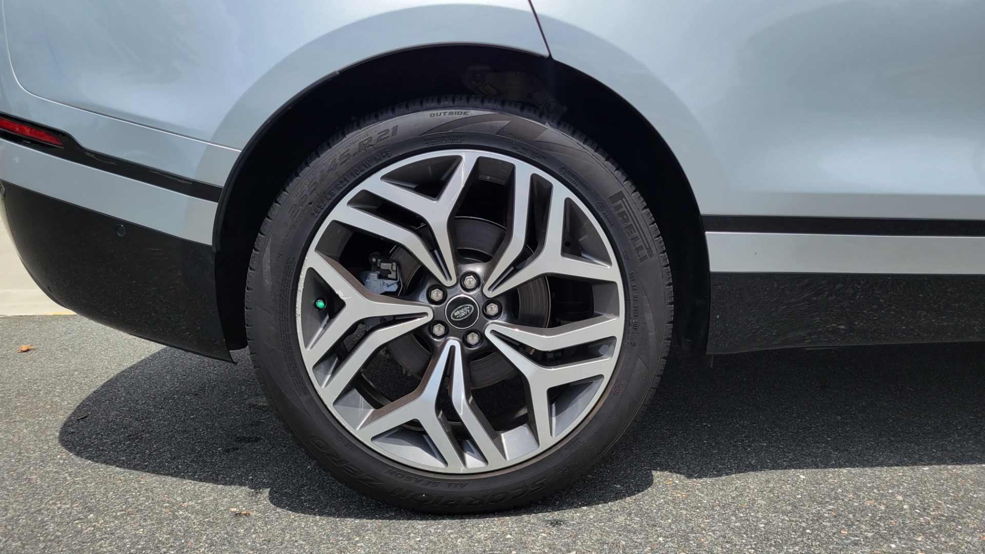 Used 2018 Land Rover RANGE ROVER VELAR R-DYNAMIC / NAV / MERIDIAN / SUNROOF / CAMERA for sale $58,995 at Formula Imports in Charlotte NC 28227 93