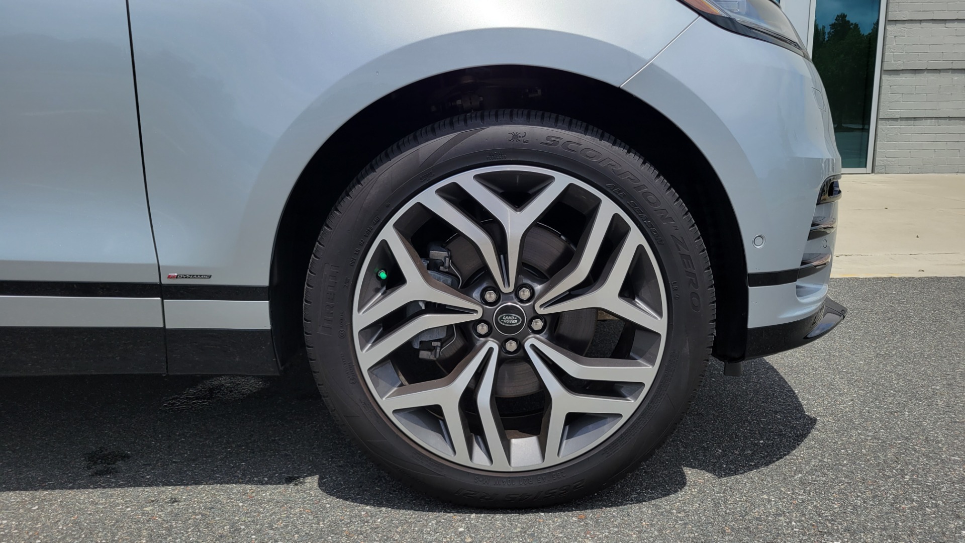Used 2018 Land Rover RANGE ROVER VELAR R-DYNAMIC / NAV / MERIDIAN / SUNROOF / CAMERA for sale $58,995 at Formula Imports in Charlotte NC 28227 94
