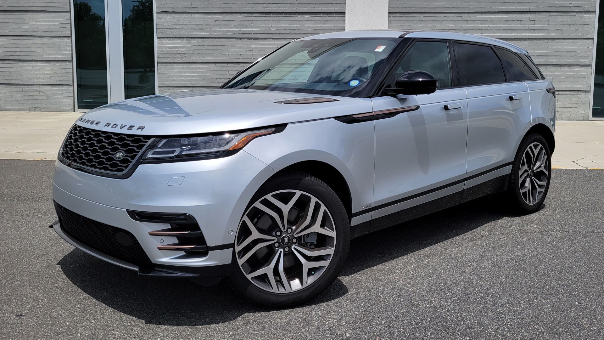 Used 2018 Land Rover RANGE ROVER VELAR R-DYNAMIC / NAV / MERIDIAN / SUNROOF / CAMERA for sale $58,995 at Formula Imports in Charlotte NC 28227 1
