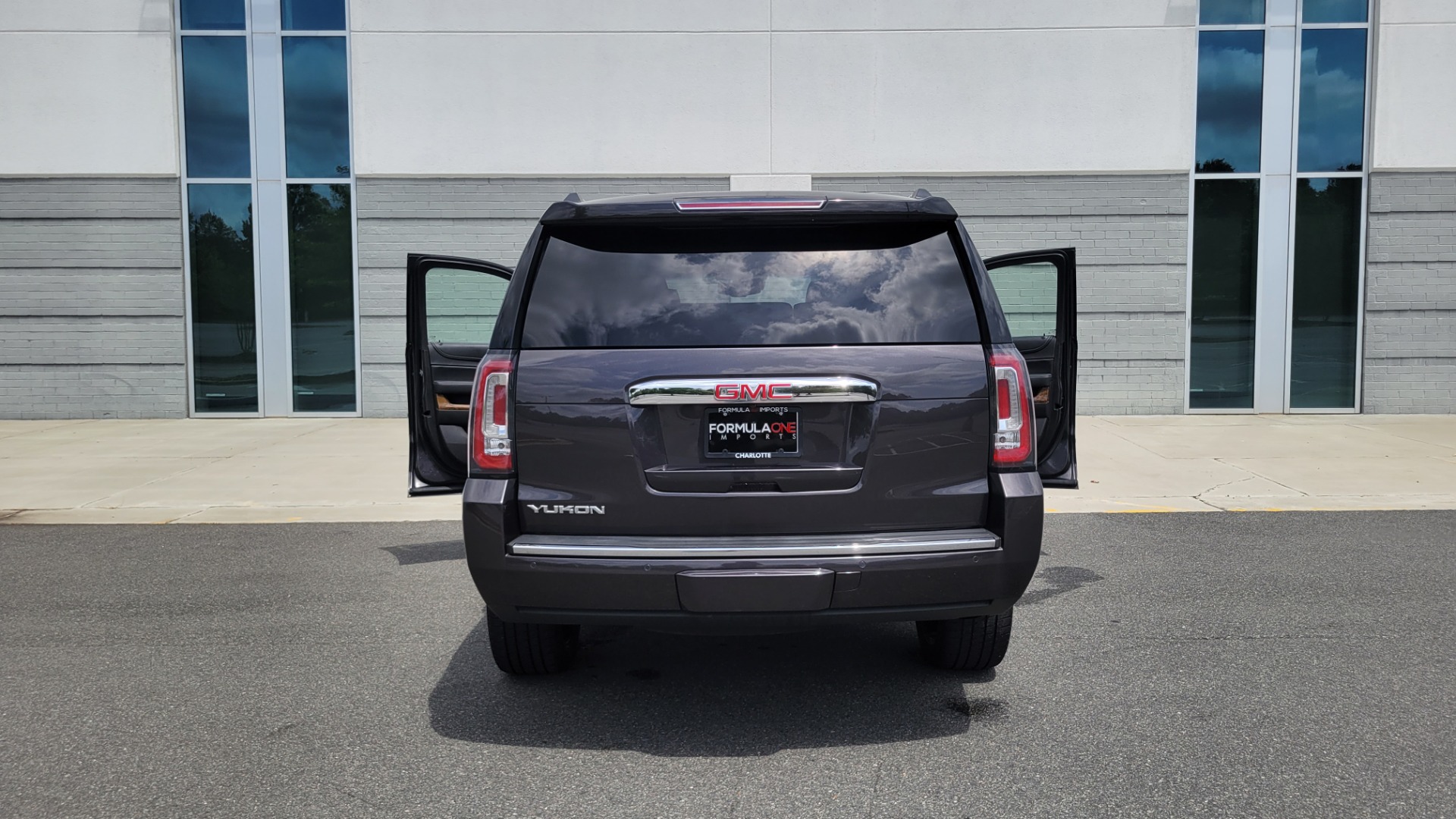 Used 2015 GMC YUKON DENALI 4WD / 6.2L / 8-SPD / NAV / BOSE / SUNROOF / CAMERA / 3-ROW for sale Sold at Formula Imports in Charlotte NC 28227 11