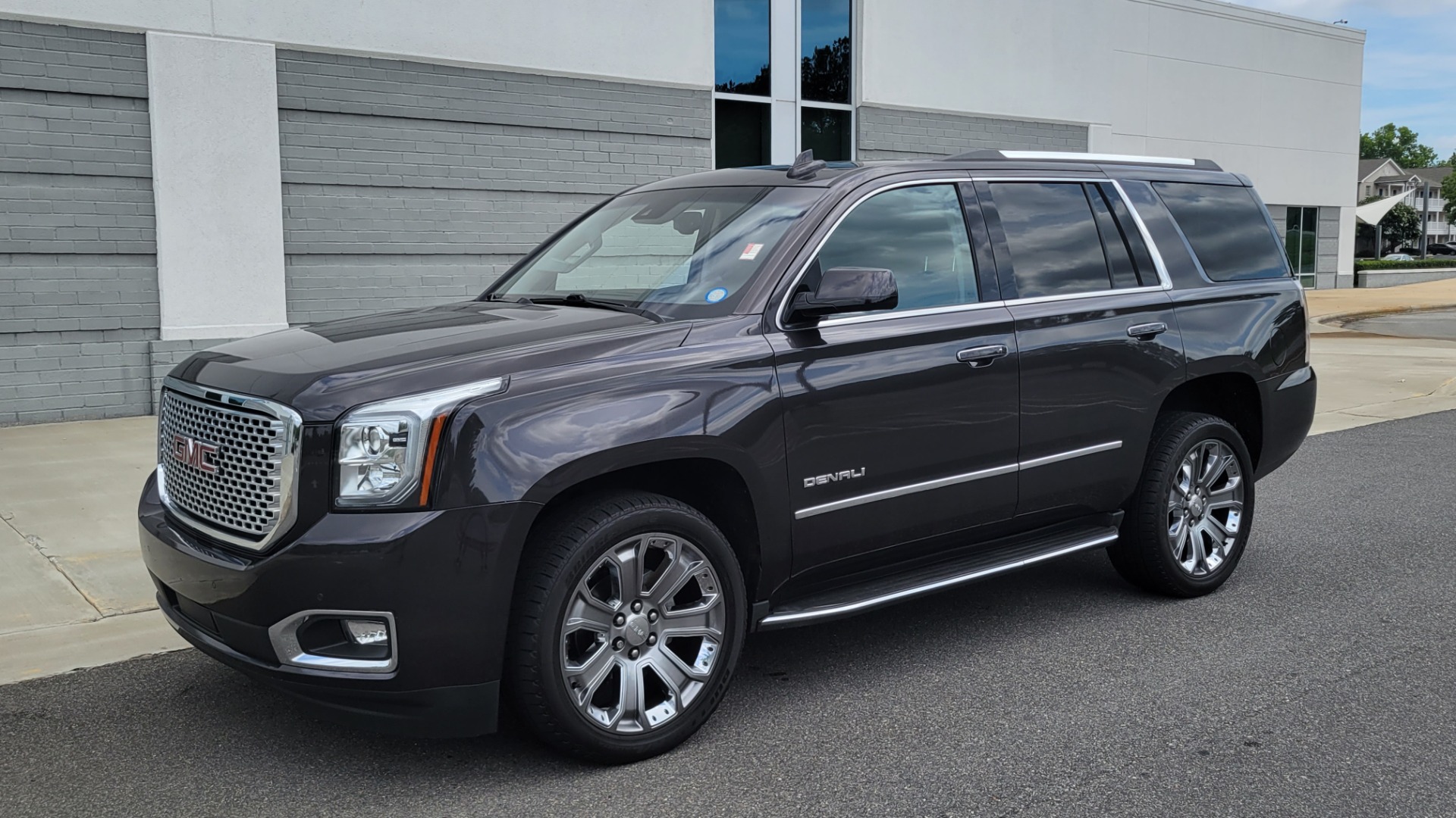 Used 2015 GMC YUKON DENALI 4WD / 6.2L / 8-SPD / NAV / BOSE / SUNROOF / CAMERA / 3-ROW for sale Sold at Formula Imports in Charlotte NC 28227 3