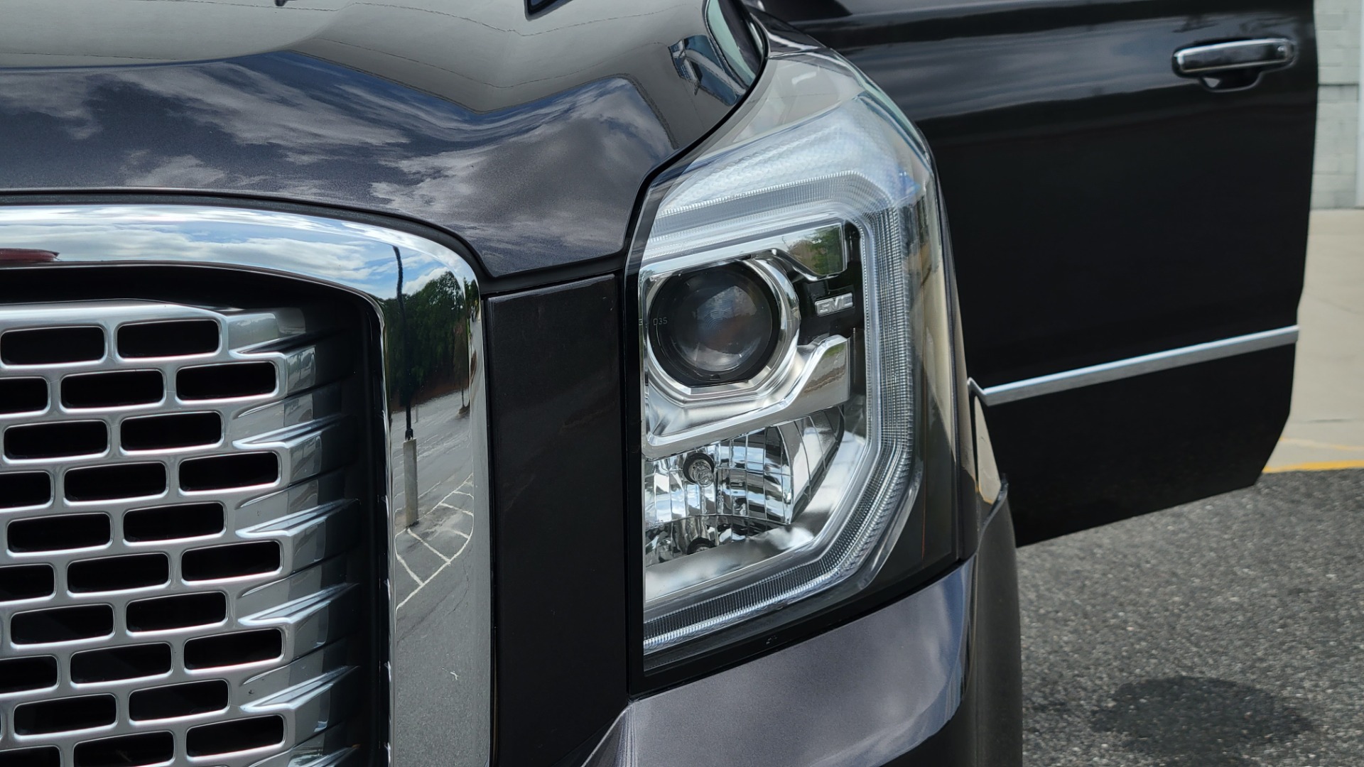 Used 2015 GMC YUKON DENALI 4WD / 6.2L / 8-SPD / NAV / BOSE / SUNROOF / CAMERA / 3-ROW for sale Sold at Formula Imports in Charlotte NC 28227 30