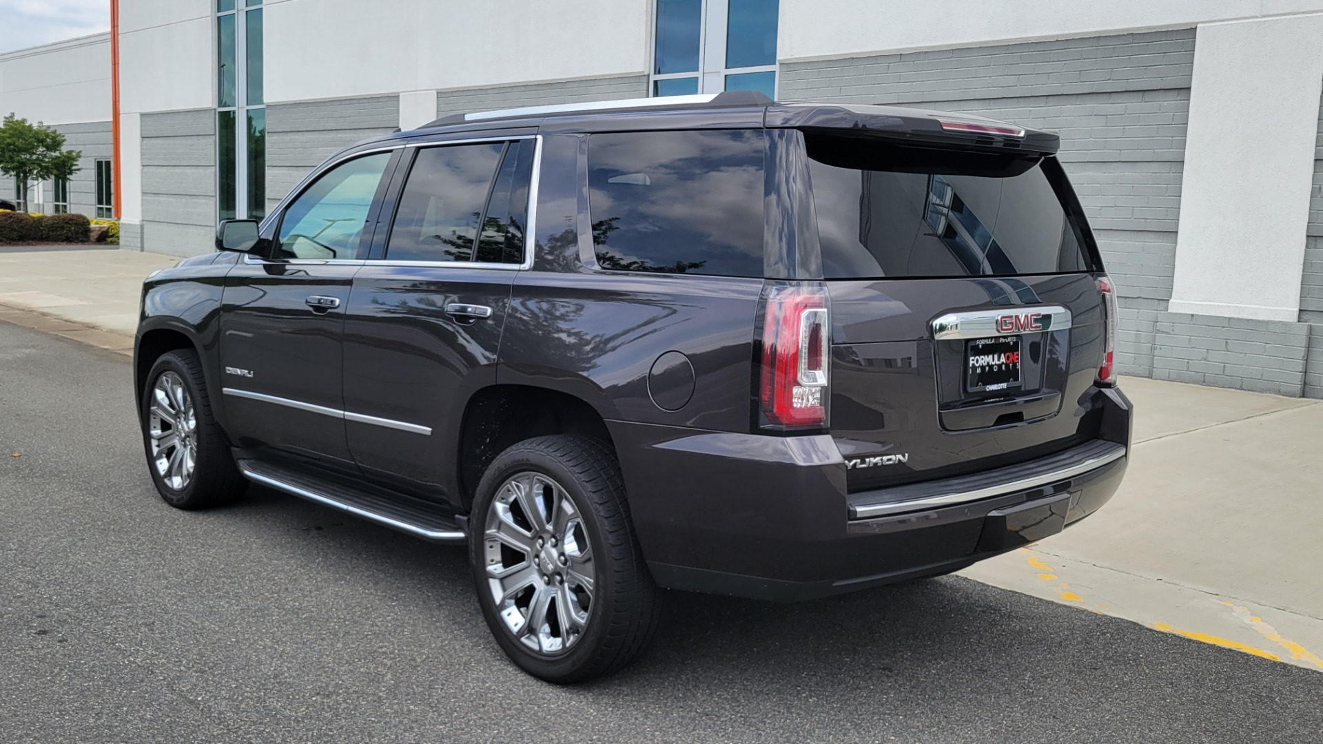 Used 2015 GMC YUKON DENALI 4WD / 6.2L / 8-SPD / NAV / BOSE / SUNROOF / CAMERA / 3-ROW for sale Sold at Formula Imports in Charlotte NC 28227 5