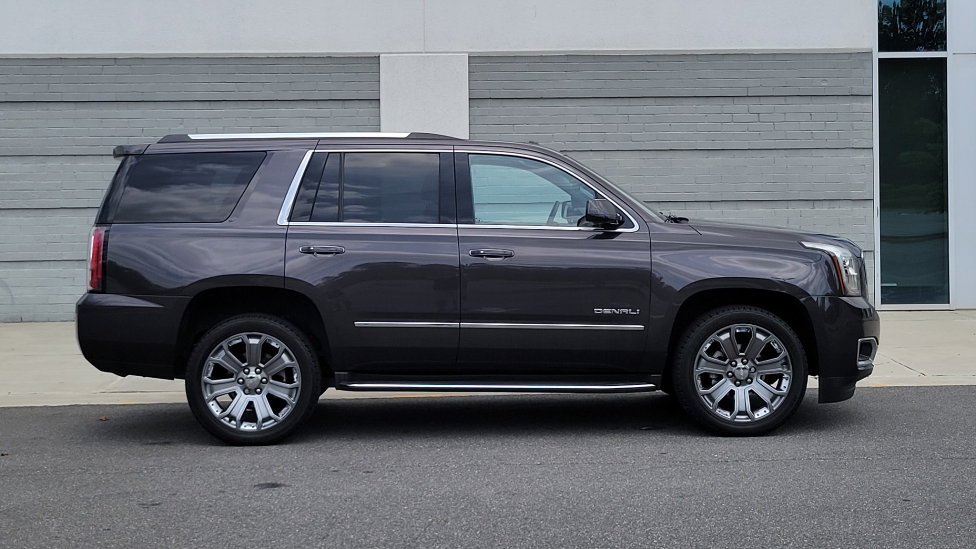 Used 2015 GMC YUKON DENALI 4WD / 6.2L / 8-SPD / NAV / BOSE / SUNROOF / CAMERA / 3-ROW for sale Sold at Formula Imports in Charlotte NC 28227 6