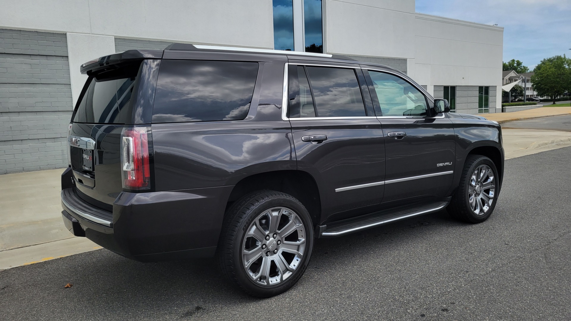 Used 2015 GMC YUKON DENALI 4WD / 6.2L / 8-SPD / NAV / BOSE / SUNROOF / CAMERA / 3-ROW for sale Sold at Formula Imports in Charlotte NC 28227 9