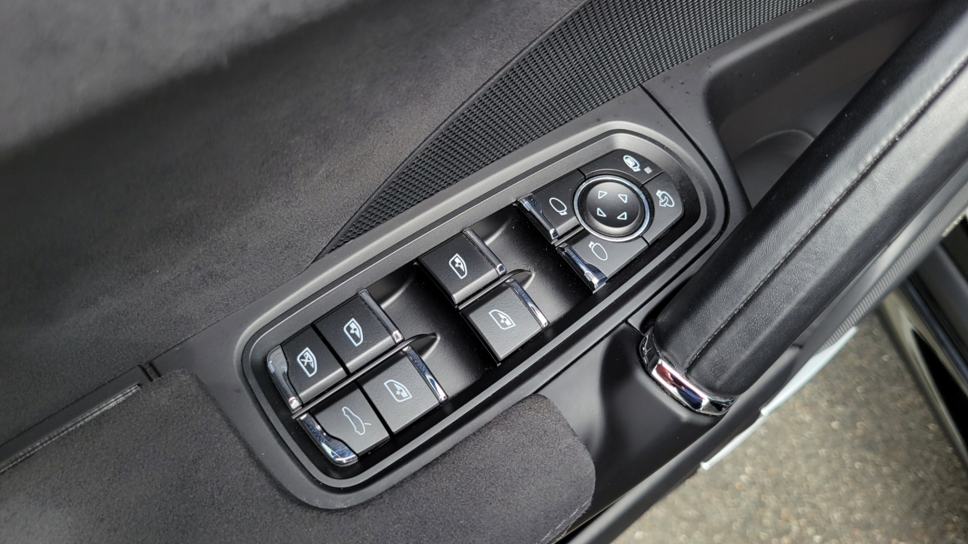 Used 2017 Porsche CAYENNE GTS 3.6L / NAV / SUNROOF / BOSE / PARK ASST / LCA / CAMERA for sale $64,995 at Formula Imports in Charlotte NC 28227 36