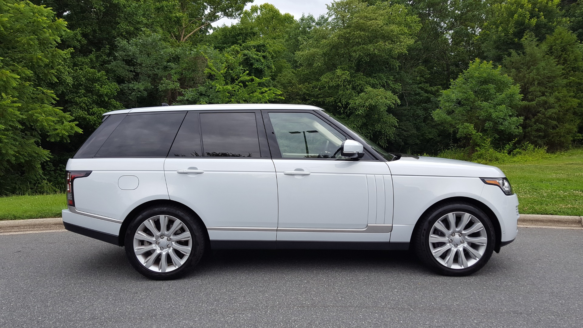 Used 2016 Land Rover RANGE ROVER SC V8 / DRVR ASST / VSN ASST / MERIDIAN / SNRF / BLIND SPOT for sale Sold at Formula Imports in Charlotte NC 28227 100