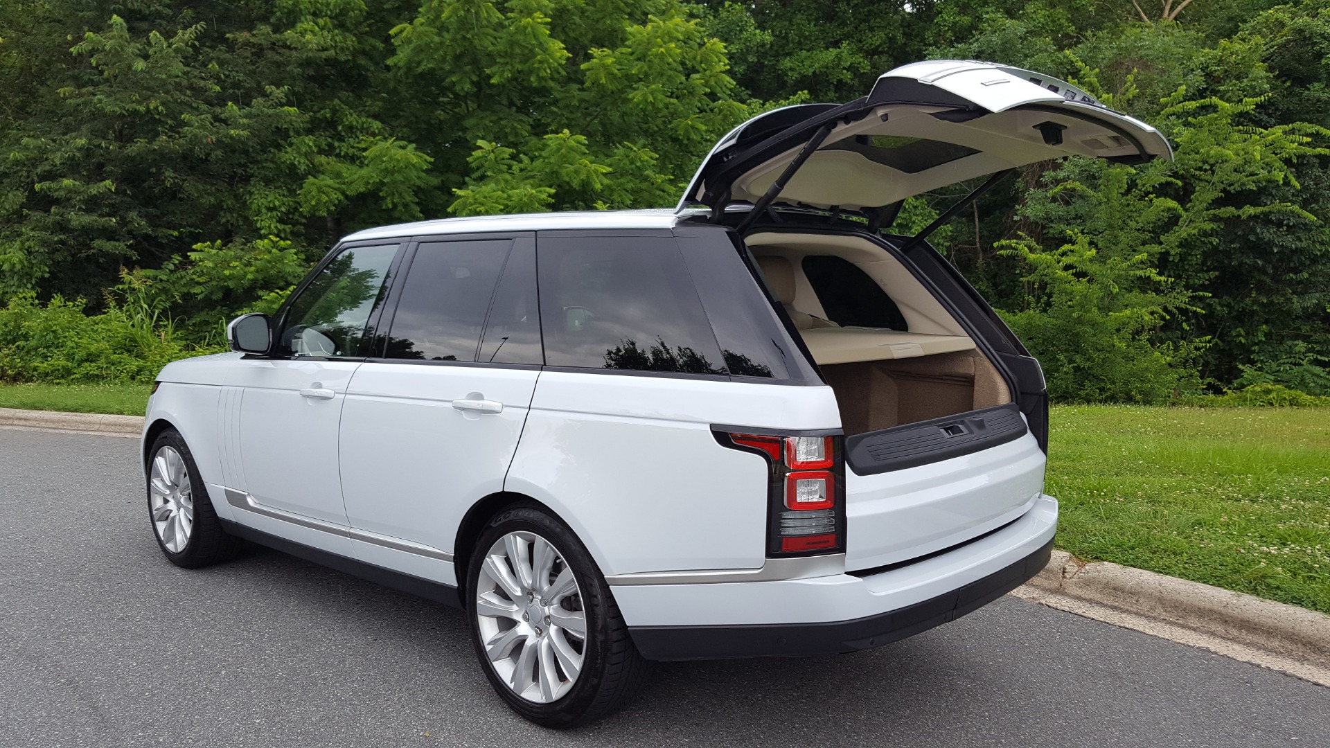 Used 2016 Land Rover RANGE ROVER SC V8 / DRVR ASST / VSN ASST / MERIDIAN / SNRF / BLIND SPOT for sale Sold at Formula Imports in Charlotte NC 28227 16