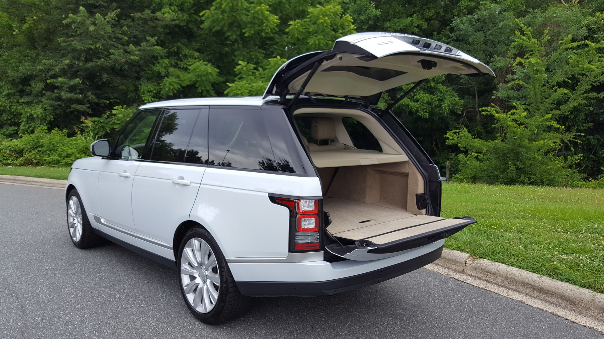 Used 2016 Land Rover RANGE ROVER SC V8 / DRVR ASST / VSN ASST / MERIDIAN / SNRF / BLIND SPOT for sale Sold at Formula Imports in Charlotte NC 28227 18
