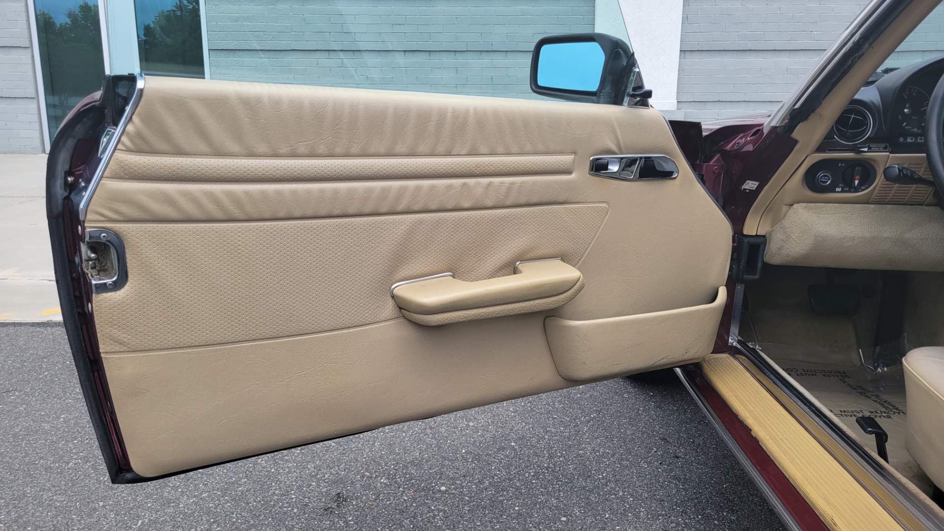 Used 1987 Mercedes-Benz 560 SERIES 560SL ROADSTER / 5.6L V8 / AUTO / LEATHER / ALPINE for sale $16,700 at Formula Imports in Charlotte NC 28227 31