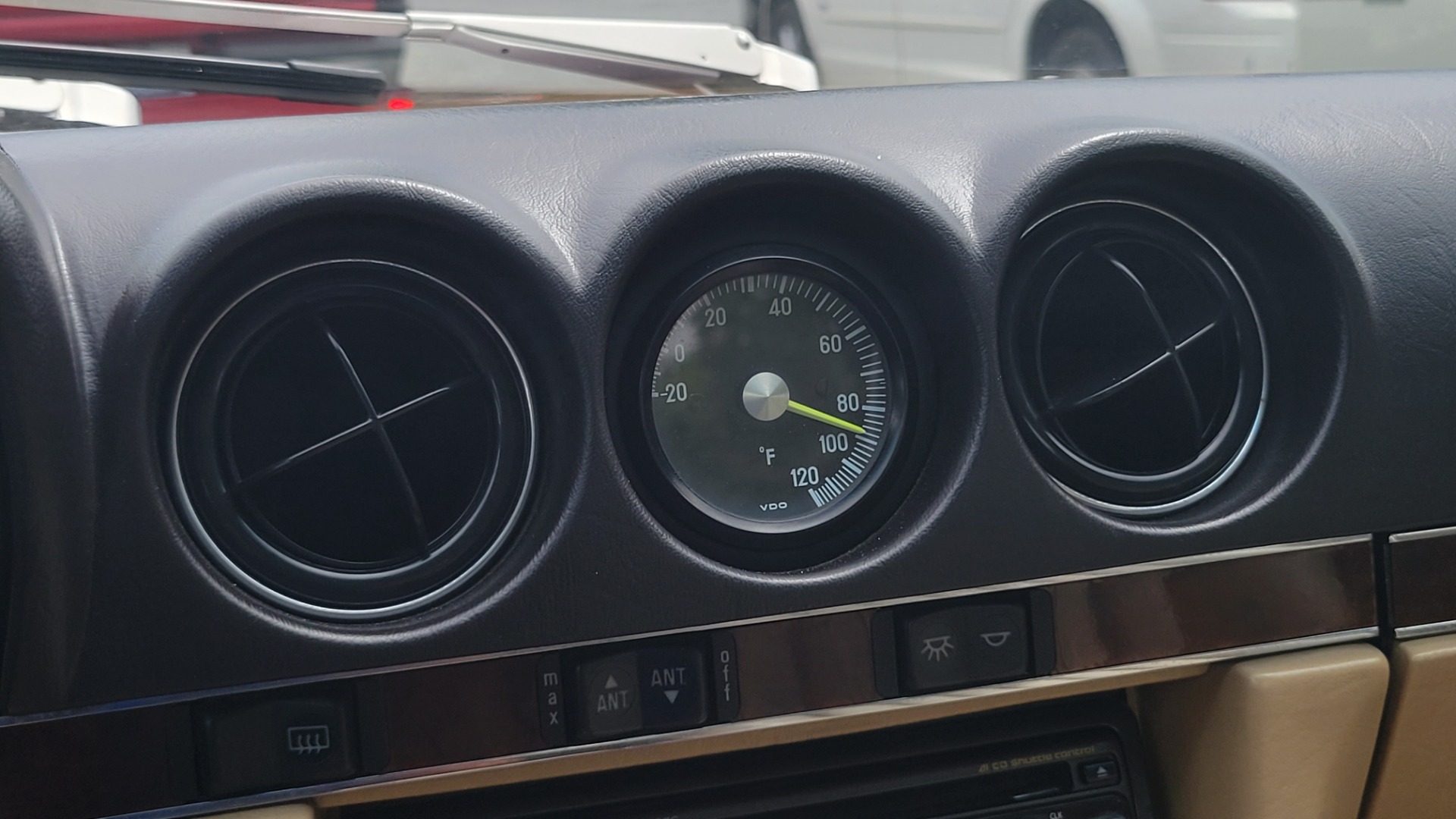 Used 1987 Mercedes-Benz 560 SERIES 560SL ROADSTER / 5.6L V8 / AUTO / LEATHER / ALPINE for sale $16,700 at Formula Imports in Charlotte NC 28227 39
