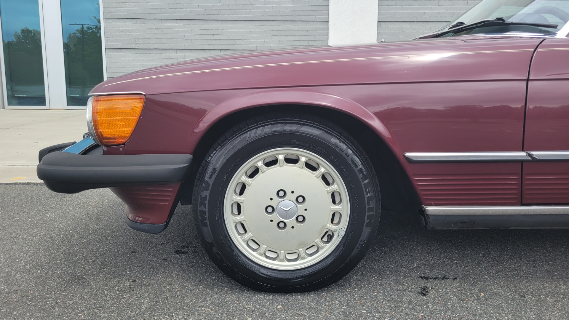 Used 1987 Mercedes-Benz 560 SERIES 560SL ROADSTER / 5.6L V8 / AUTO / LEATHER / ALPINE for sale $16,700 at Formula Imports in Charlotte NC 28227 64