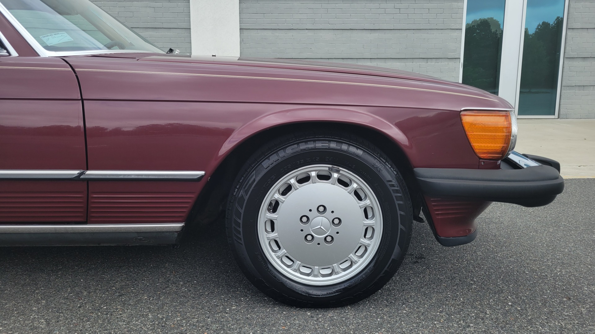 Used 1987 Mercedes-Benz 560 SERIES 560SL ROADSTER / 5.6L V8 / AUTO / LEATHER / ALPINE for sale $16,700 at Formula Imports in Charlotte NC 28227 67