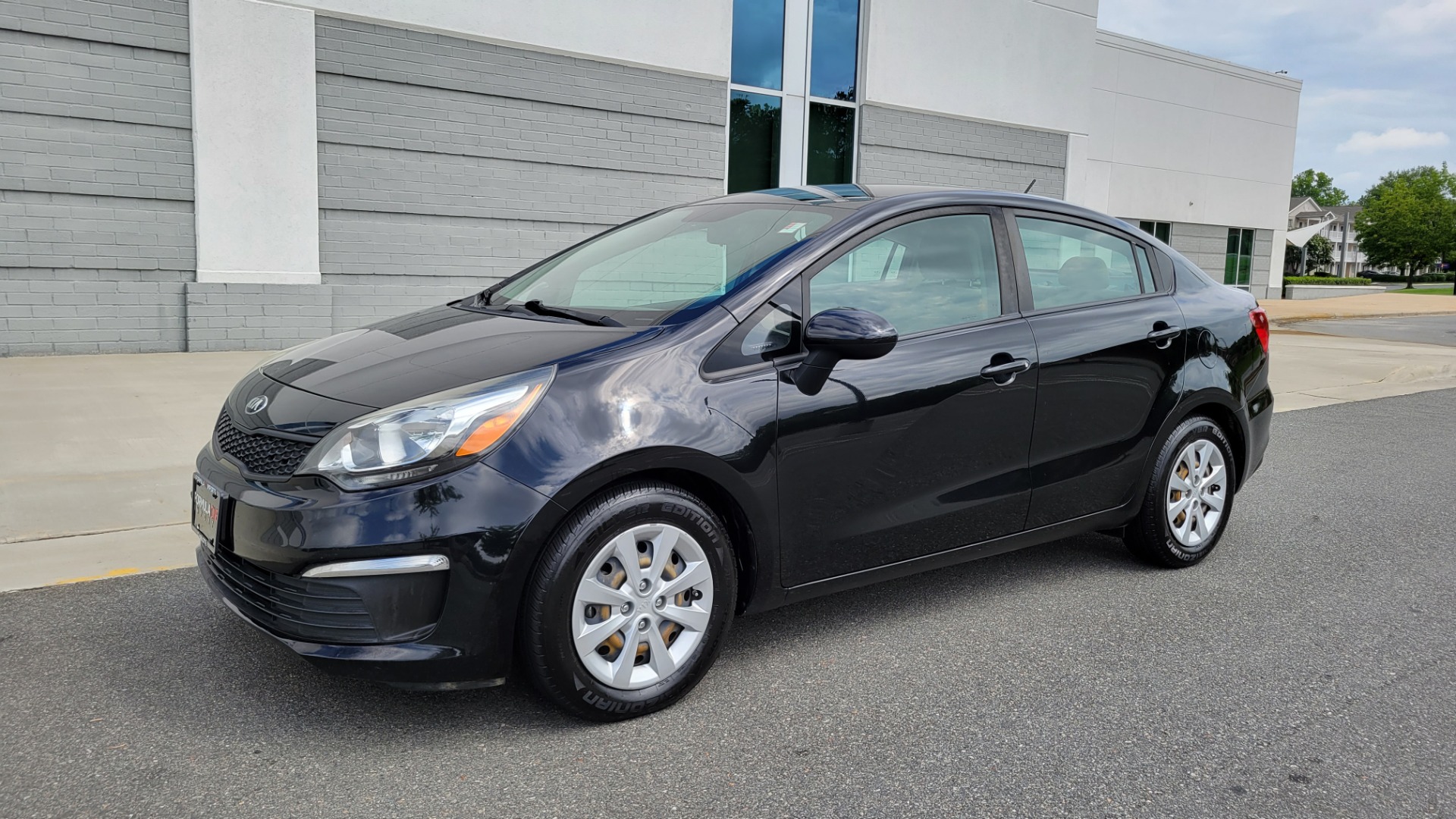 Used 2017 Kia RIO LX SEDAN / 1.6L 4-CYL / AUTO / POWER PACKAGE / 36MPG for sale Sold at Formula Imports in Charlotte NC 28227 3
