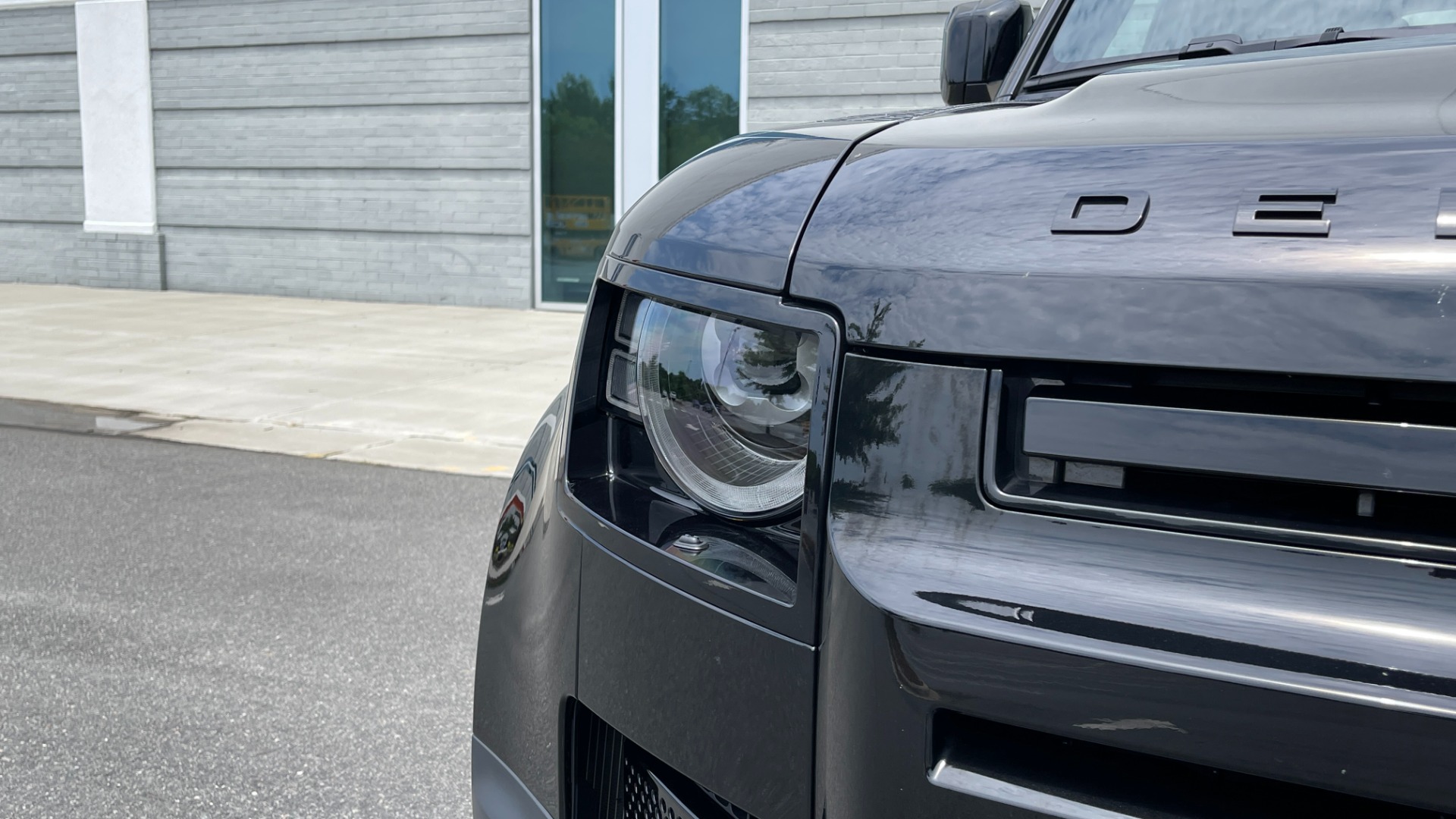 Used 2022 Land Rover DEFENDER 110 S / 2.0L / AWD / BLACK PACK / AIR SUSP / COLD CLIMATE / HUD for sale $80,899 at Formula Imports in Charlotte NC 28227 12