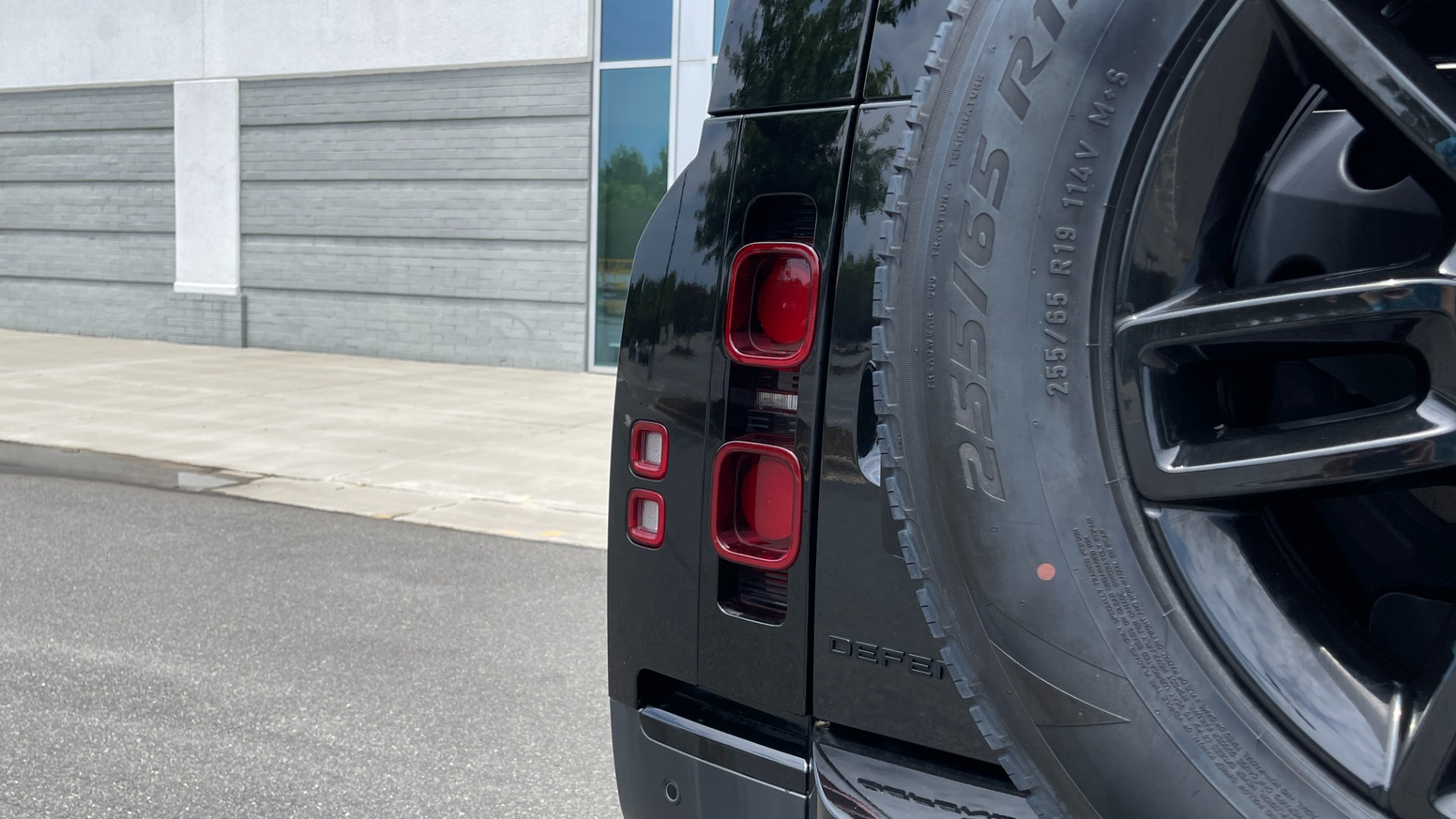 Used 2022 Land Rover DEFENDER 110 S / 2.0L / AWD / BLACK PACK / AIR SUSP / COLD CLIMATE / HUD for sale Sold at Formula Imports in Charlotte NC 28227 14