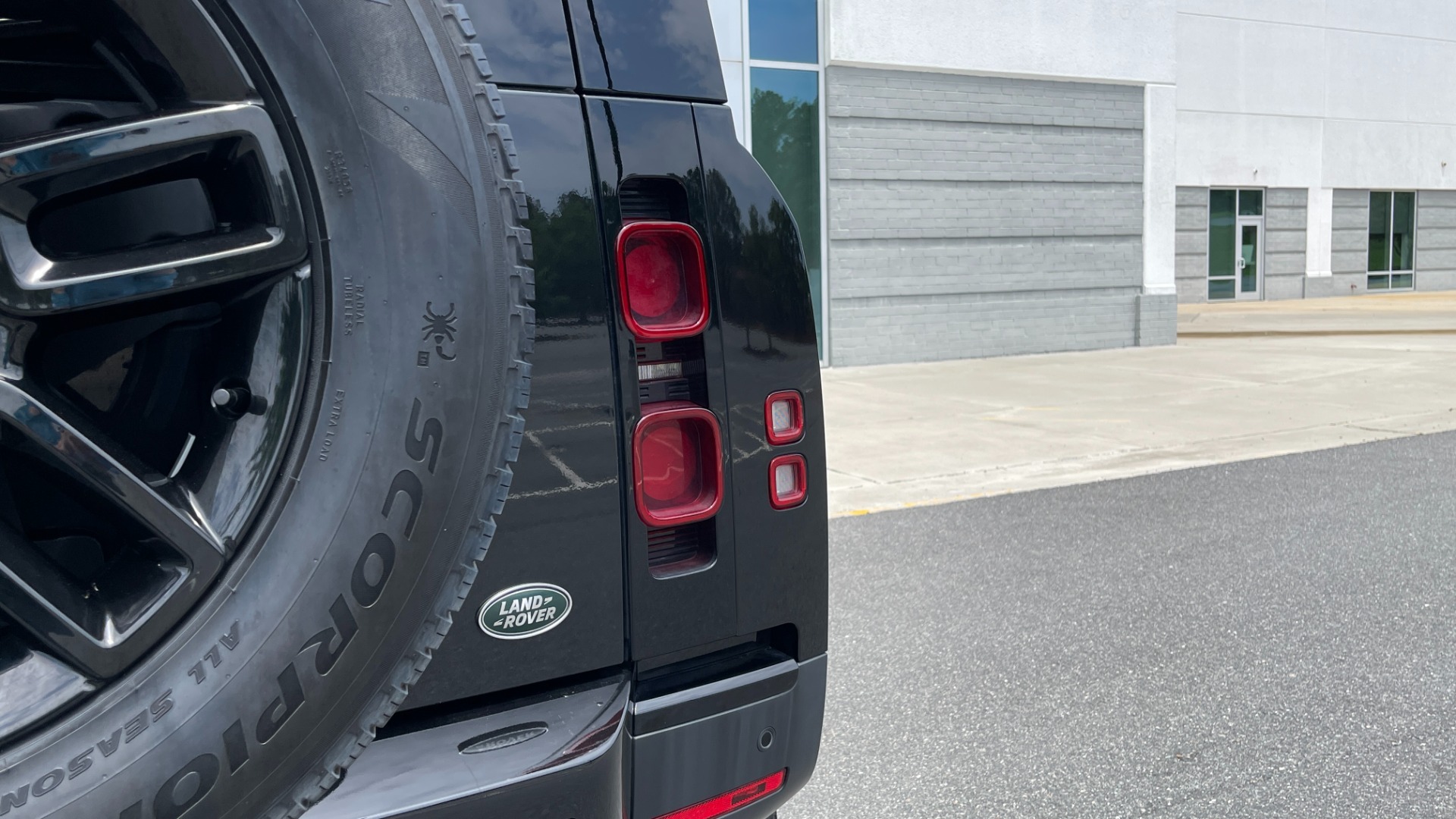 Used 2022 Land Rover DEFENDER 110 S / 2.0L / AWD / BLACK PACK / AIR SUSP / COLD CLIMATE / HUD for sale Sold at Formula Imports in Charlotte NC 28227 15