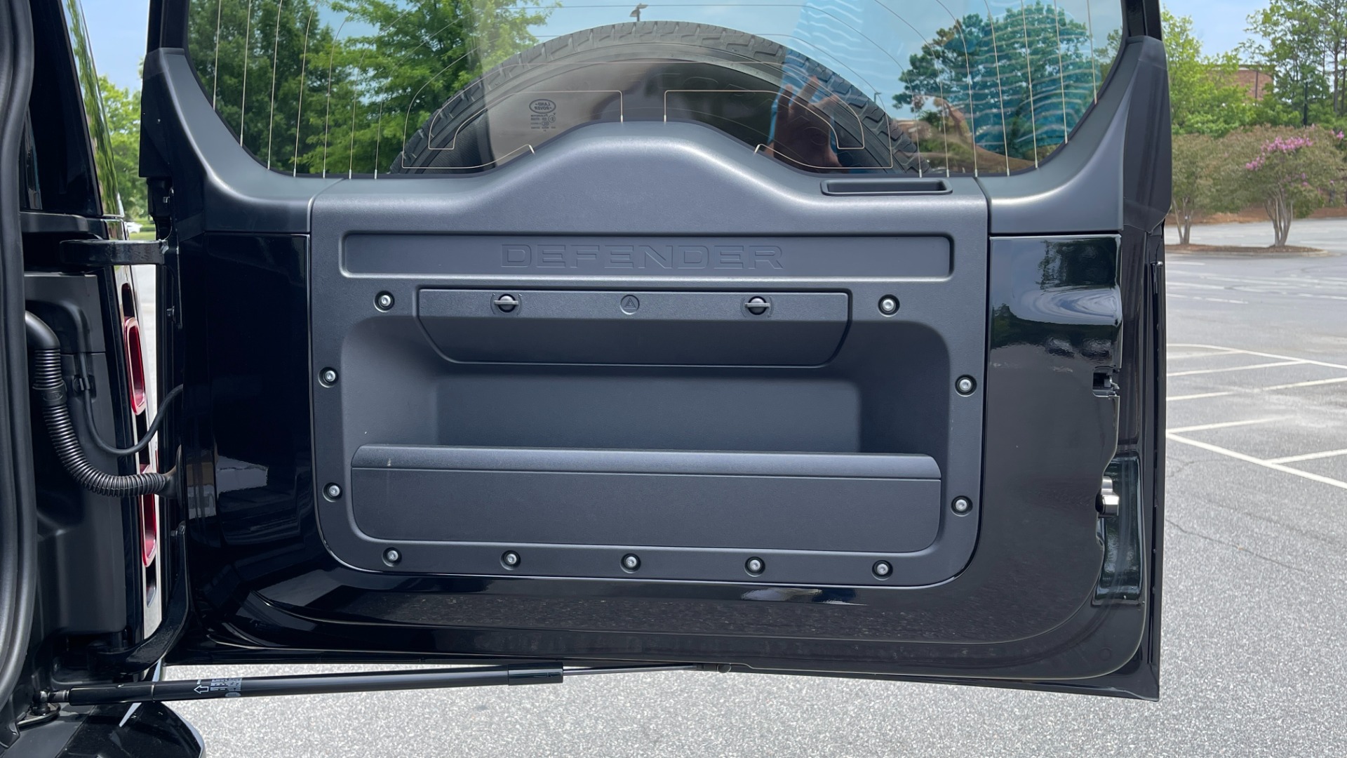 Used 2022 Land Rover DEFENDER 110 S / 2.0L / AWD / BLACK PACK / AIR SUSP / COLD CLIMATE / HUD for sale $80,899 at Formula Imports in Charlotte NC 28227 16