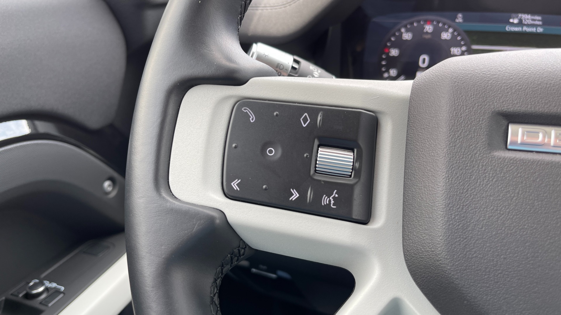 Used 2022 Land Rover DEFENDER 110 S / 2.0L / AWD / BLACK PACK / AIR SUSP / COLD CLIMATE / HUD for sale $80,899 at Formula Imports in Charlotte NC 28227 17