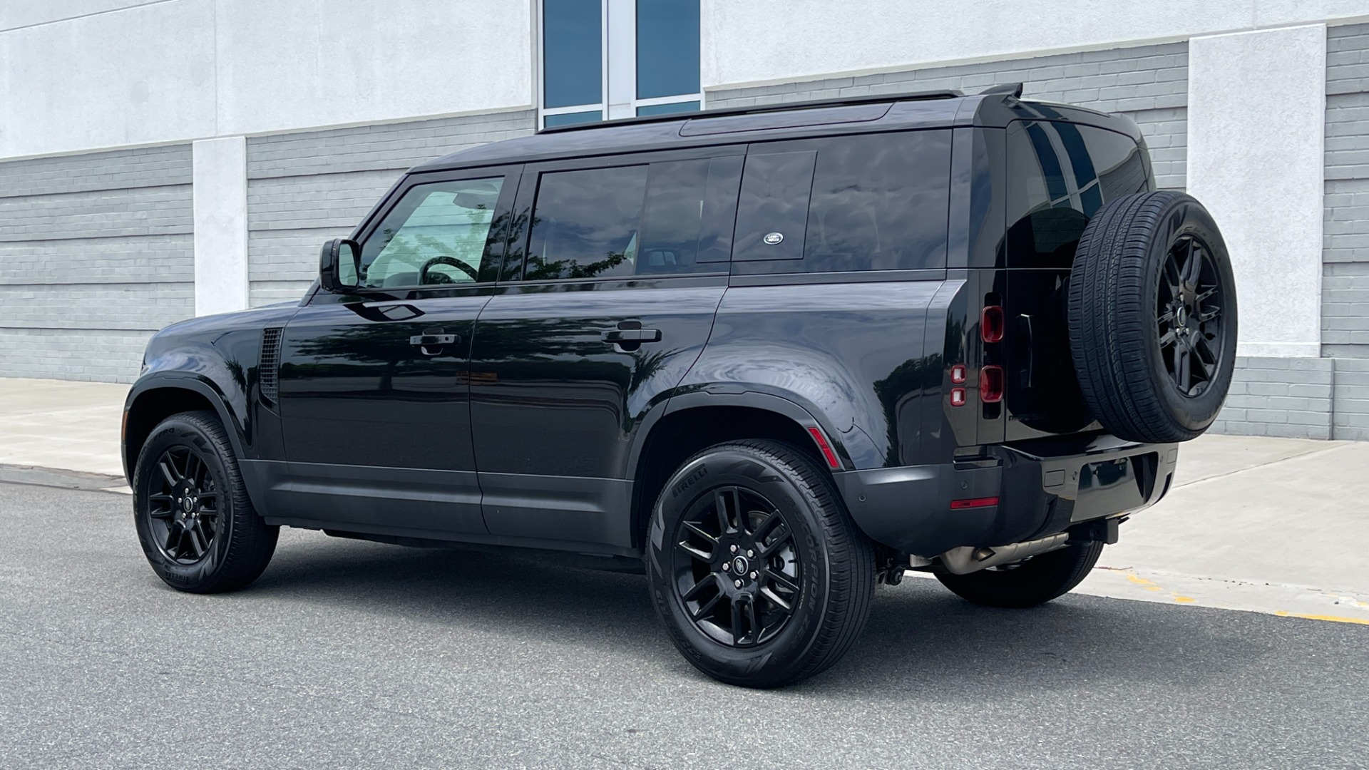 Used 2022 Land Rover DEFENDER 110 S / 2.0L / AWD / BLACK PACK / AIR SUSP / COLD CLIMATE / HUD for sale $80,899 at Formula Imports in Charlotte NC 28227 2