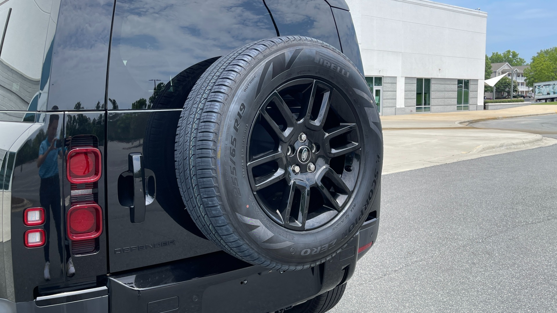 Used 2022 Land Rover DEFENDER 110 S / 2.0L / AWD / BLACK PACK / AIR SUSP / COLD CLIMATE / HUD for sale $80,899 at Formula Imports in Charlotte NC 28227 24