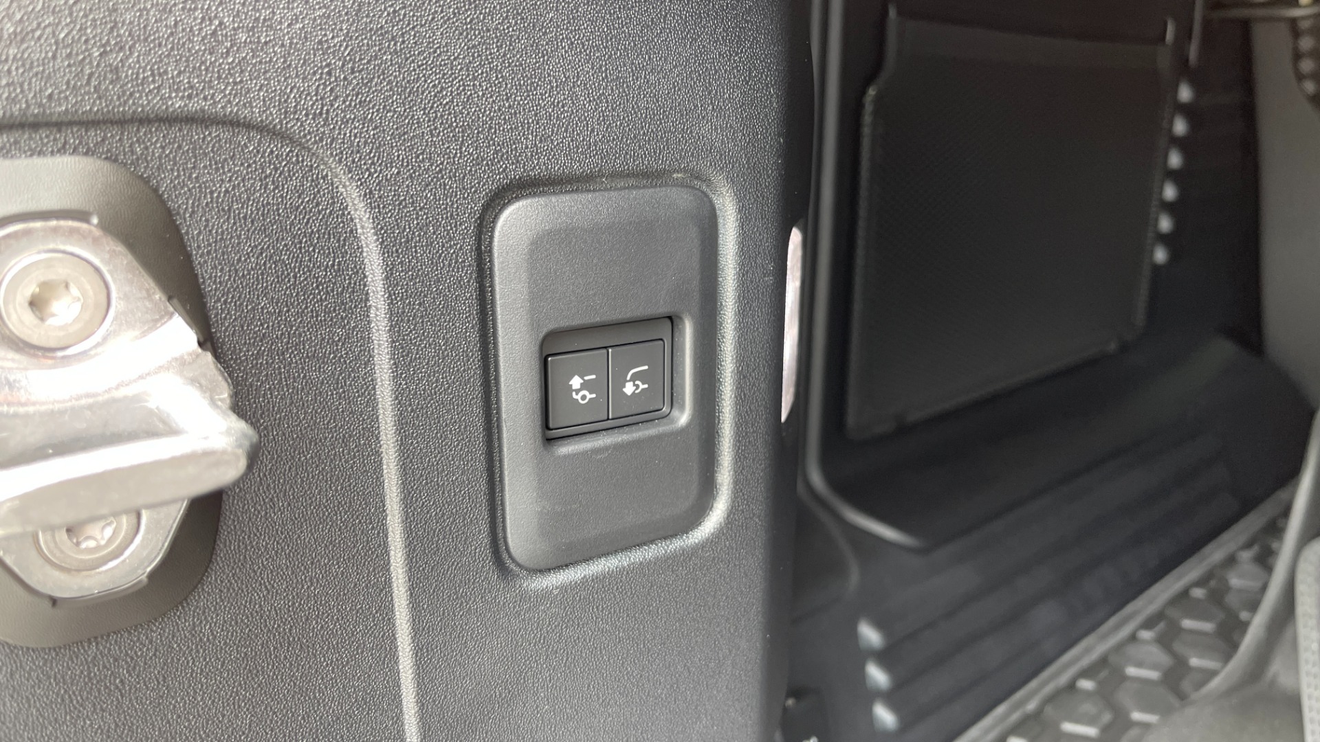 Used 2022 Land Rover DEFENDER 110 S / 2.0L / AWD / BLACK PACK / AIR SUSP / COLD CLIMATE / HUD for sale Sold at Formula Imports in Charlotte NC 28227 26