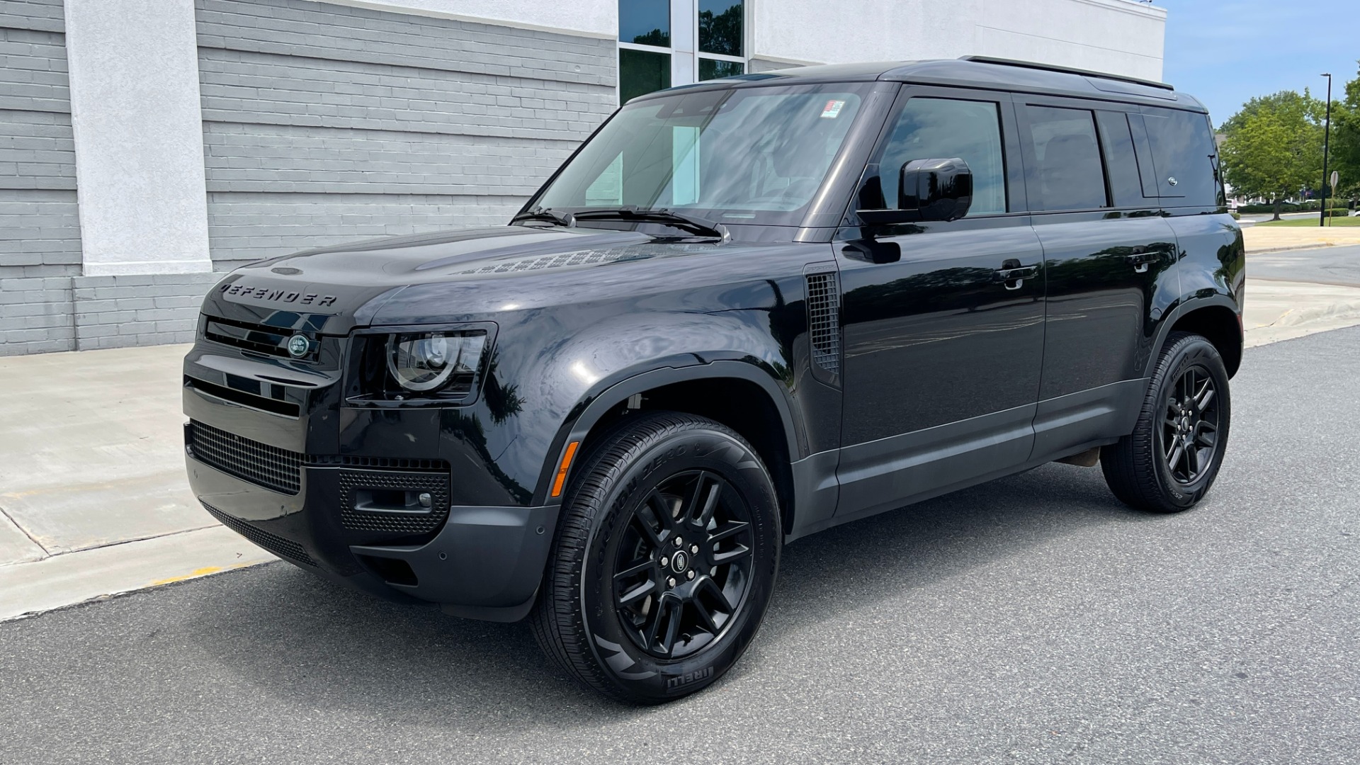 Used 2022 Land Rover DEFENDER 110 S / 2.0L / AWD / BLACK PACK / AIR SUSP / COLD CLIMATE / HUD for sale $80,899 at Formula Imports in Charlotte NC 28227 3
