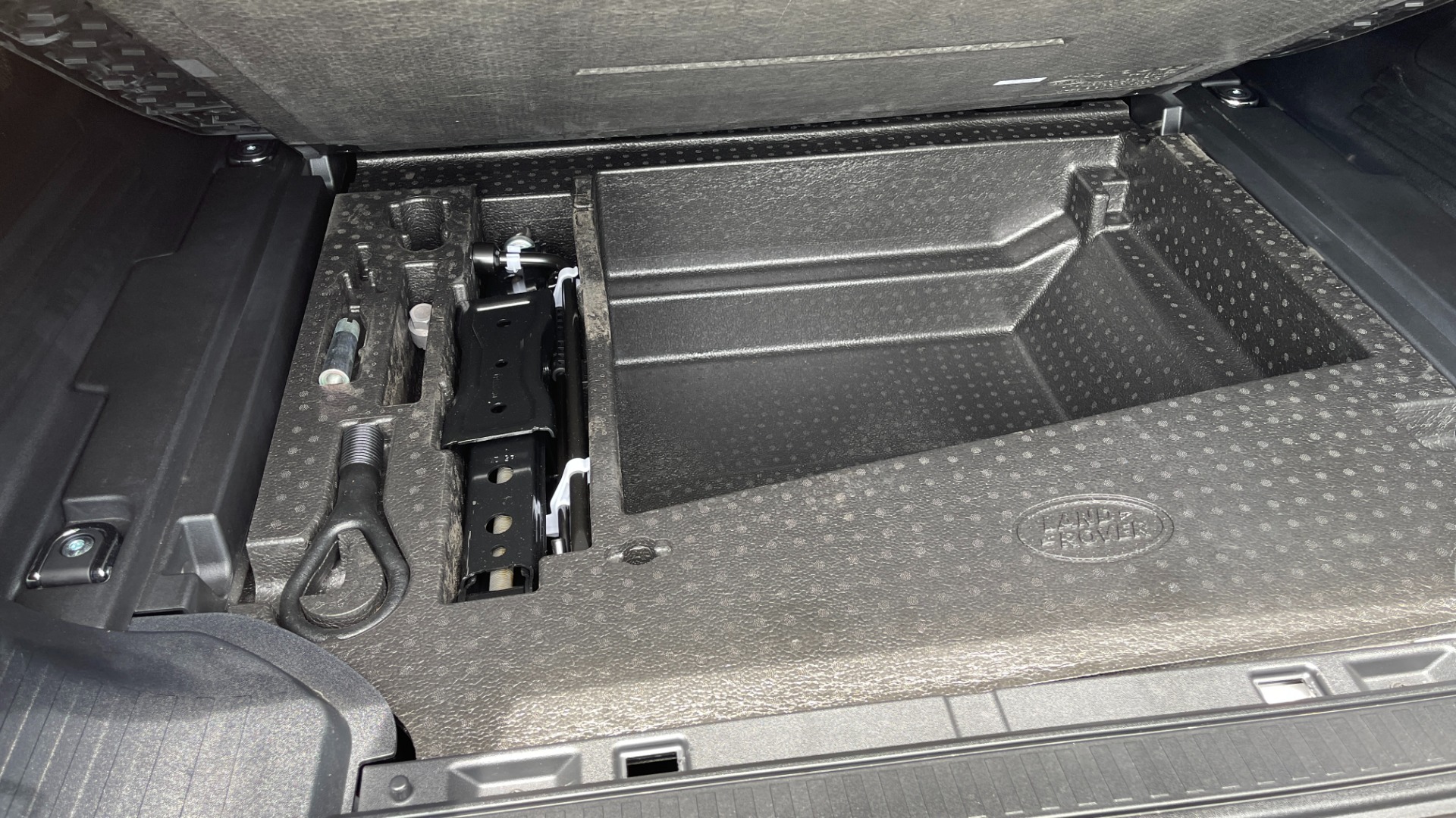 Used 2022 Land Rover DEFENDER 110 S / 2.0L / AWD / BLACK PACK / AIR SUSP / COLD CLIMATE / HUD for sale $80,899 at Formula Imports in Charlotte NC 28227 30
