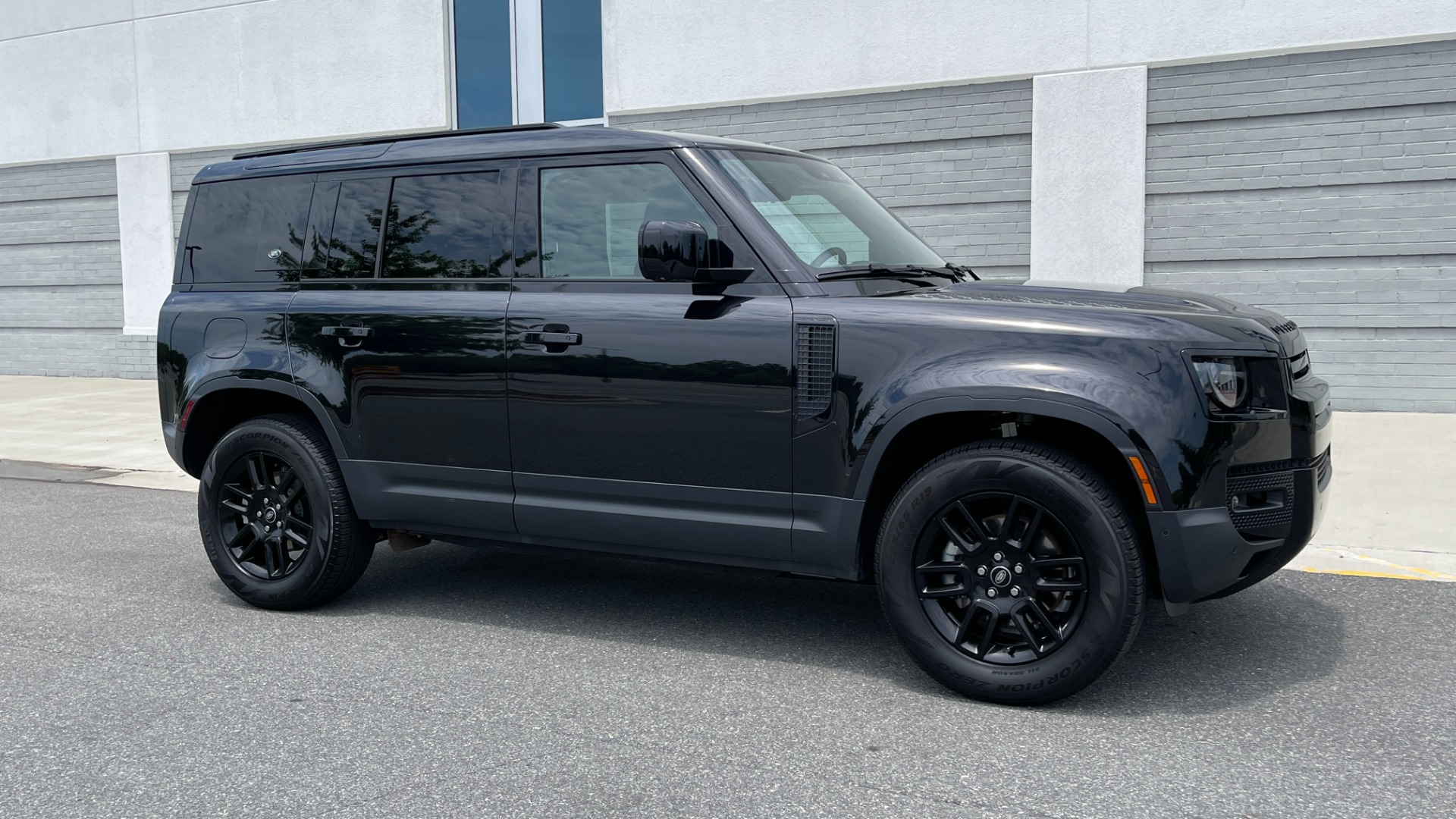 Used 2022 Land Rover DEFENDER 110 S / 2.0L / AWD / BLACK PACK / AIR SUSP / COLD CLIMATE / HUD for sale Sold at Formula Imports in Charlotte NC 28227 4