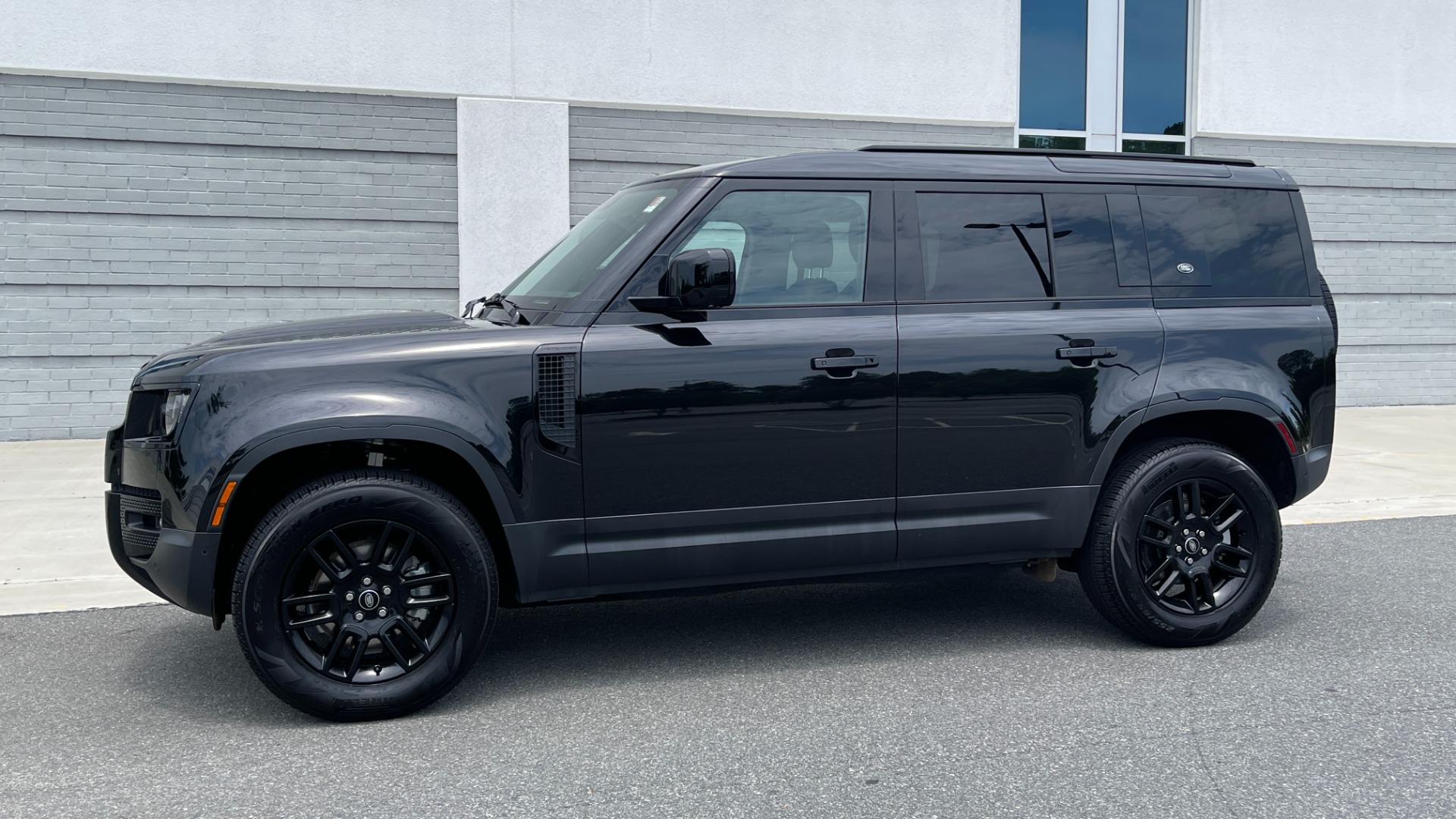 Used 2022 Land Rover DEFENDER 110 S / 2.0L / AWD / BLACK PACK / AIR SUSP / COLD CLIMATE / HUD for sale Sold at Formula Imports in Charlotte NC 28227 5