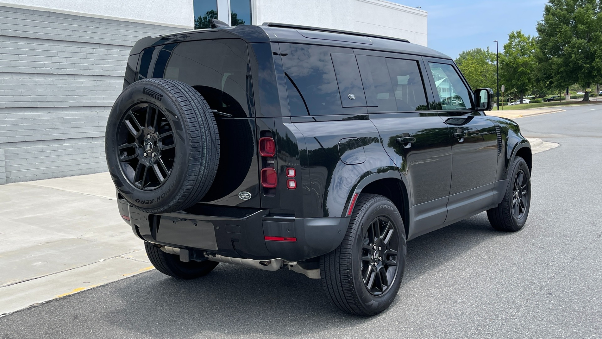 Used 2022 Land Rover DEFENDER 110 S / 2.0L / AWD / BLACK PACK / AIR SUSP / COLD CLIMATE / HUD for sale $80,899 at Formula Imports in Charlotte NC 28227 6
