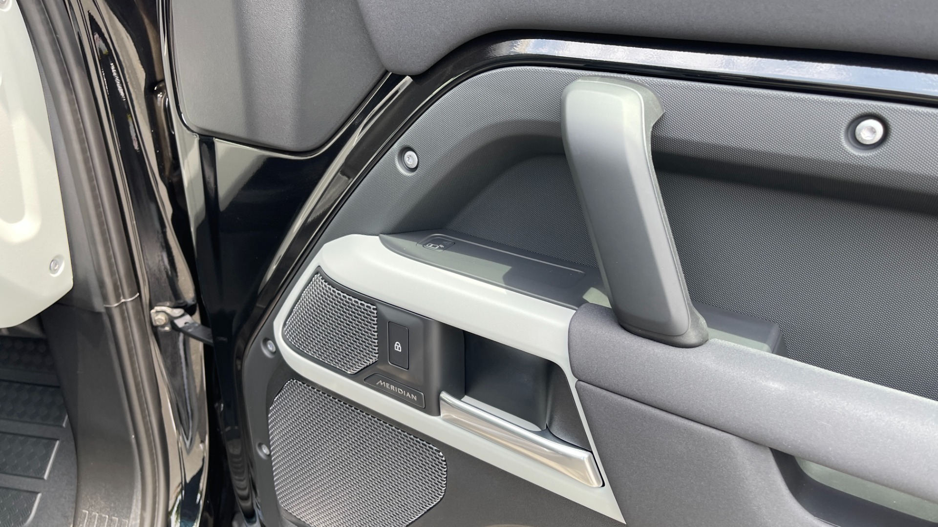 Used 2022 Land Rover DEFENDER 110 S / 2.0L / AWD / BLACK PACK / AIR SUSP / COLD CLIMATE / HUD for sale Sold at Formula Imports in Charlotte NC 28227 61