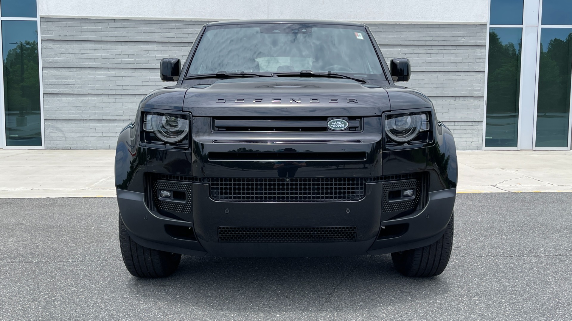 Used 2022 Land Rover DEFENDER 110 S / 2.0L / AWD / BLACK PACK / AIR SUSP / COLD CLIMATE / HUD for sale $80,899 at Formula Imports in Charlotte NC 28227 9
