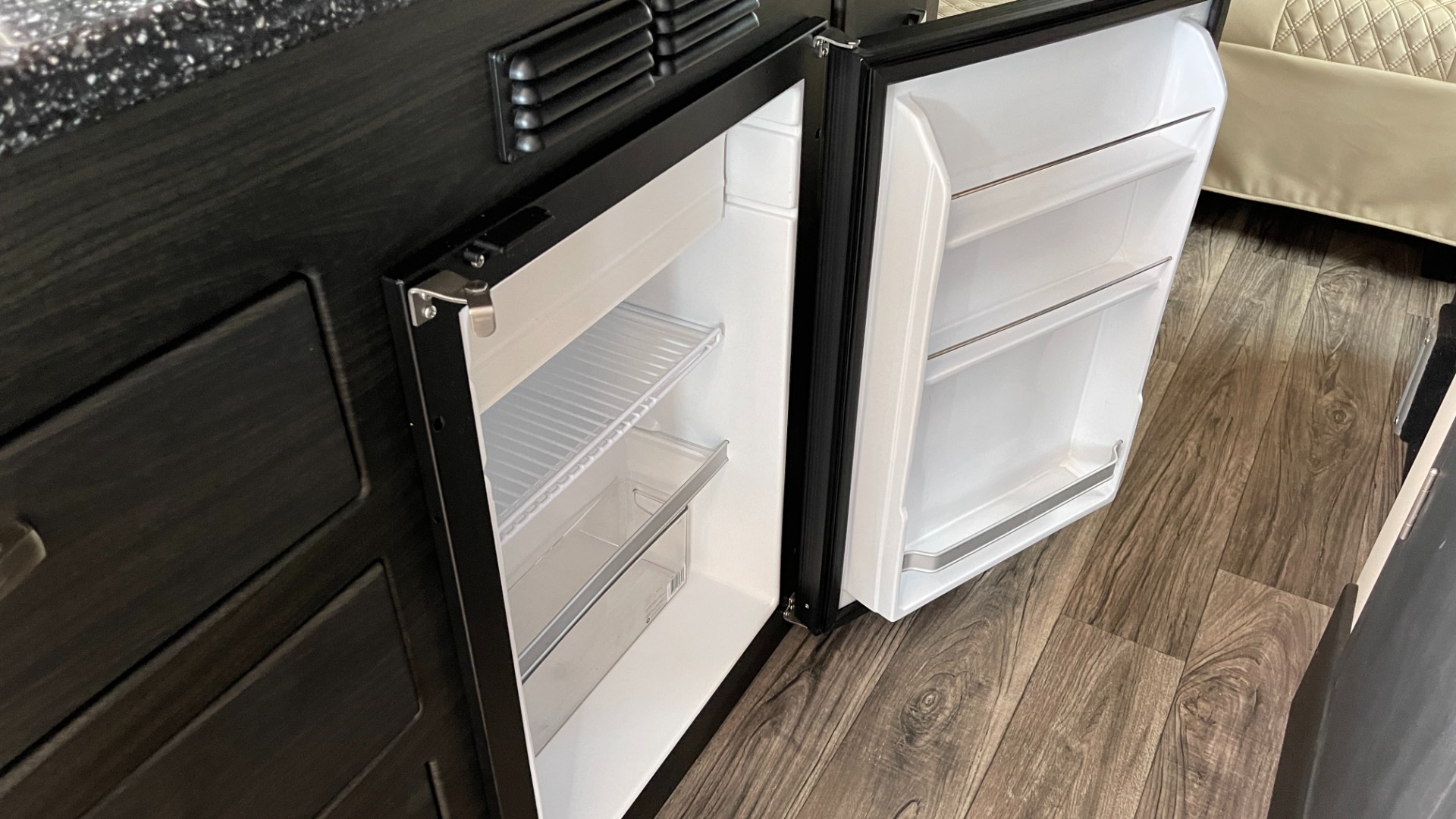 Used 2020 Mercedes-Benz MIDWEST AMERICAN PATRIOT CONVERSION / SHOWER / TV / FRIDGE / MICROWAVE for sale $178,999 at Formula Imports in Charlotte NC 28227 93