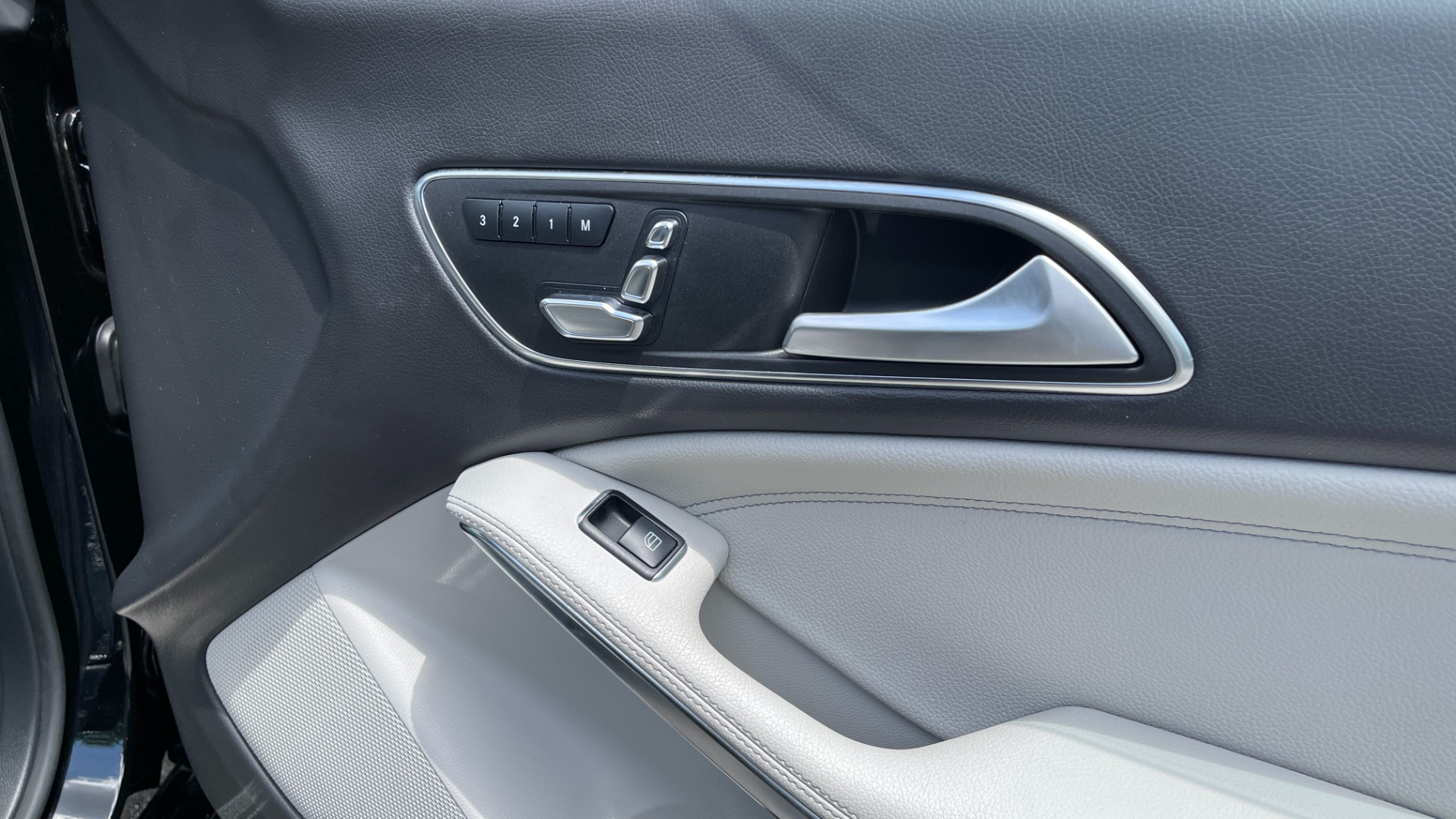 Used 2019 Mercedes-Benz CLA CLA 250 / PANORAMIC ROOF / PREMIUM / CONVENIENCE / HARMAN KARDON SOUND for sale $32,595 at Formula Imports in Charlotte NC 28227 36