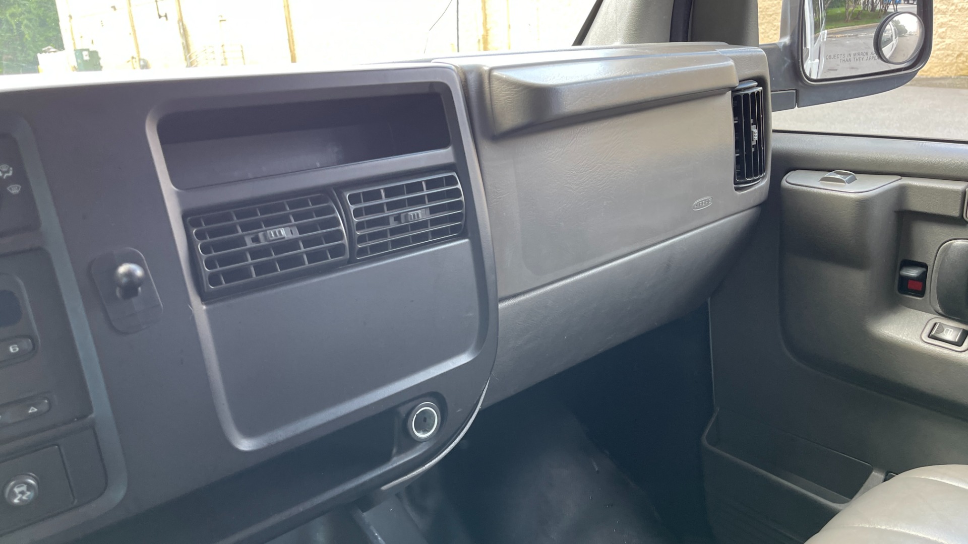 Used 2007 Chevrolet Express Passenger for sale Sold at Formula Imports in Charlotte NC 28227 15