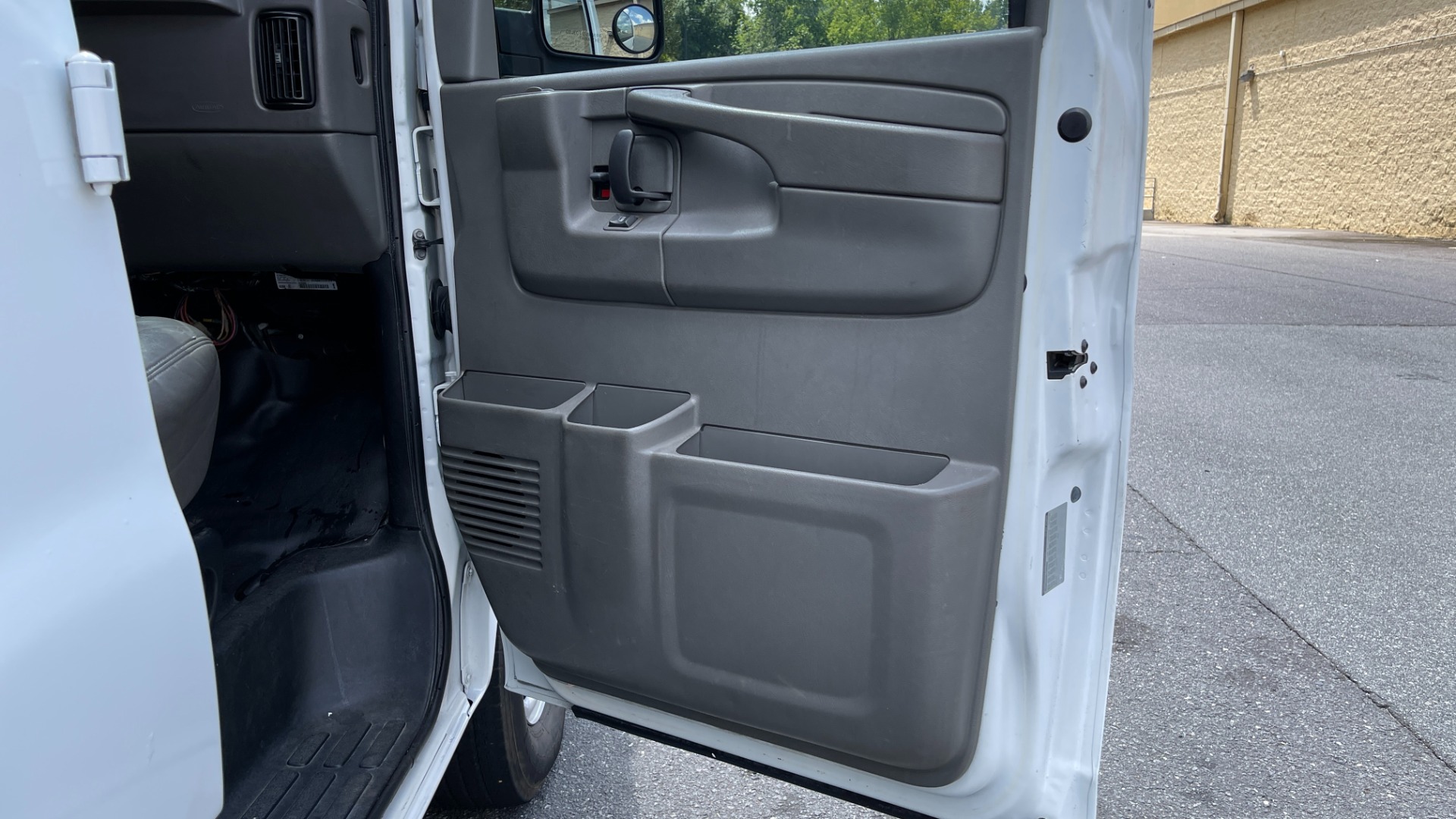 Used 2007 Chevrolet Express Passenger for sale Sold at Formula Imports in Charlotte NC 28227 20