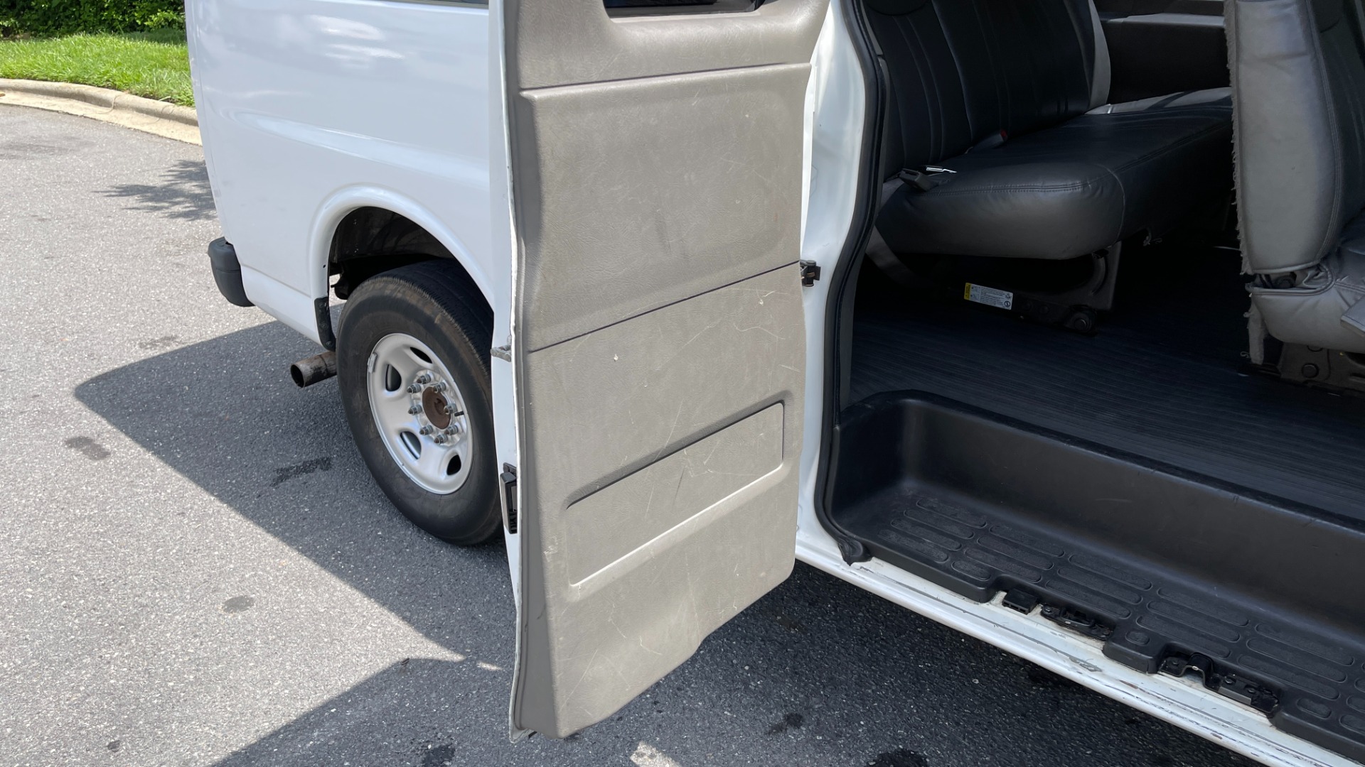 Used 2007 Chevrolet Express Passenger for sale Sold at Formula Imports in Charlotte NC 28227 30