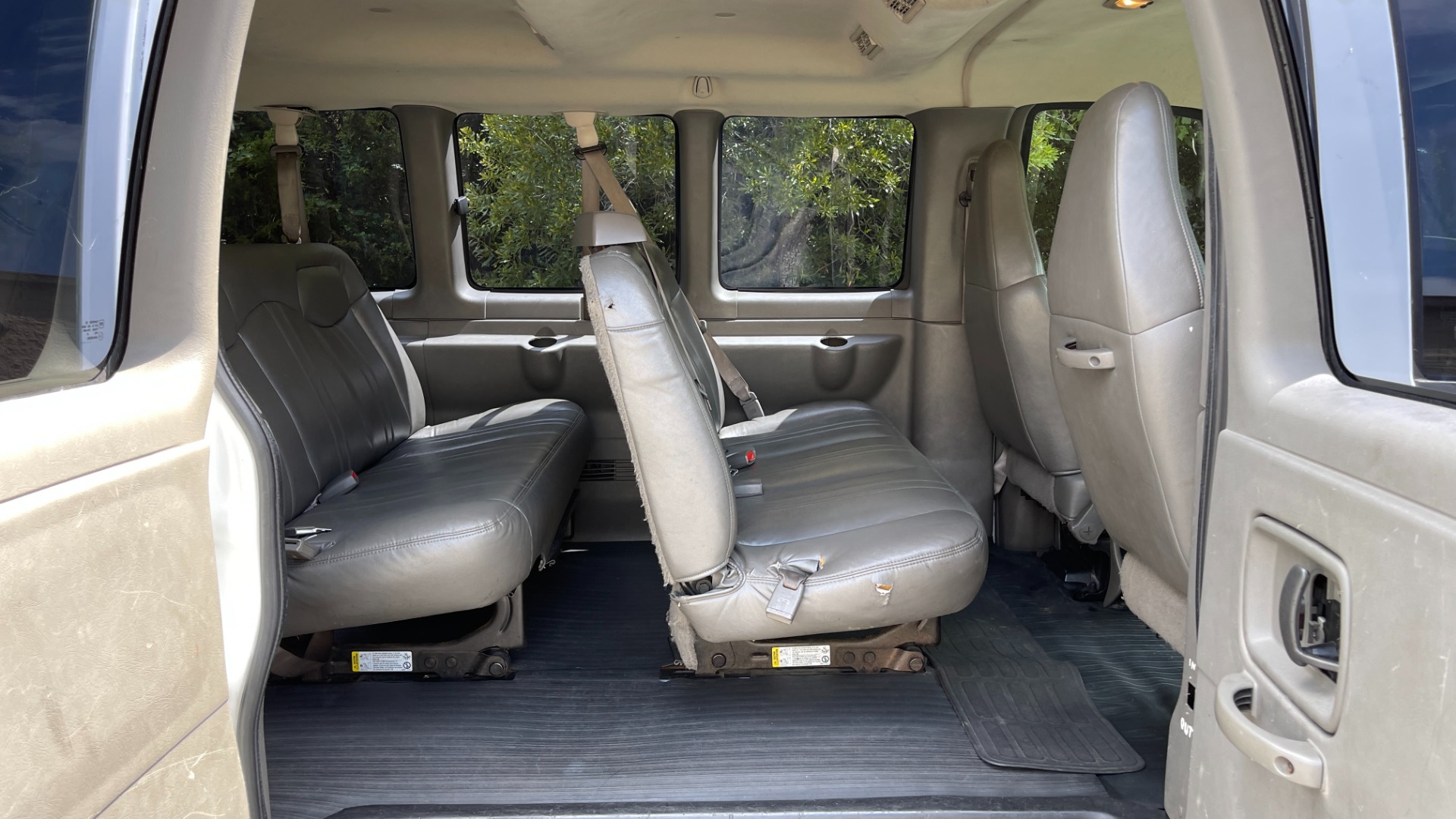 Used 2007 Chevrolet Express Passenger for sale Sold at Formula Imports in Charlotte NC 28227 31