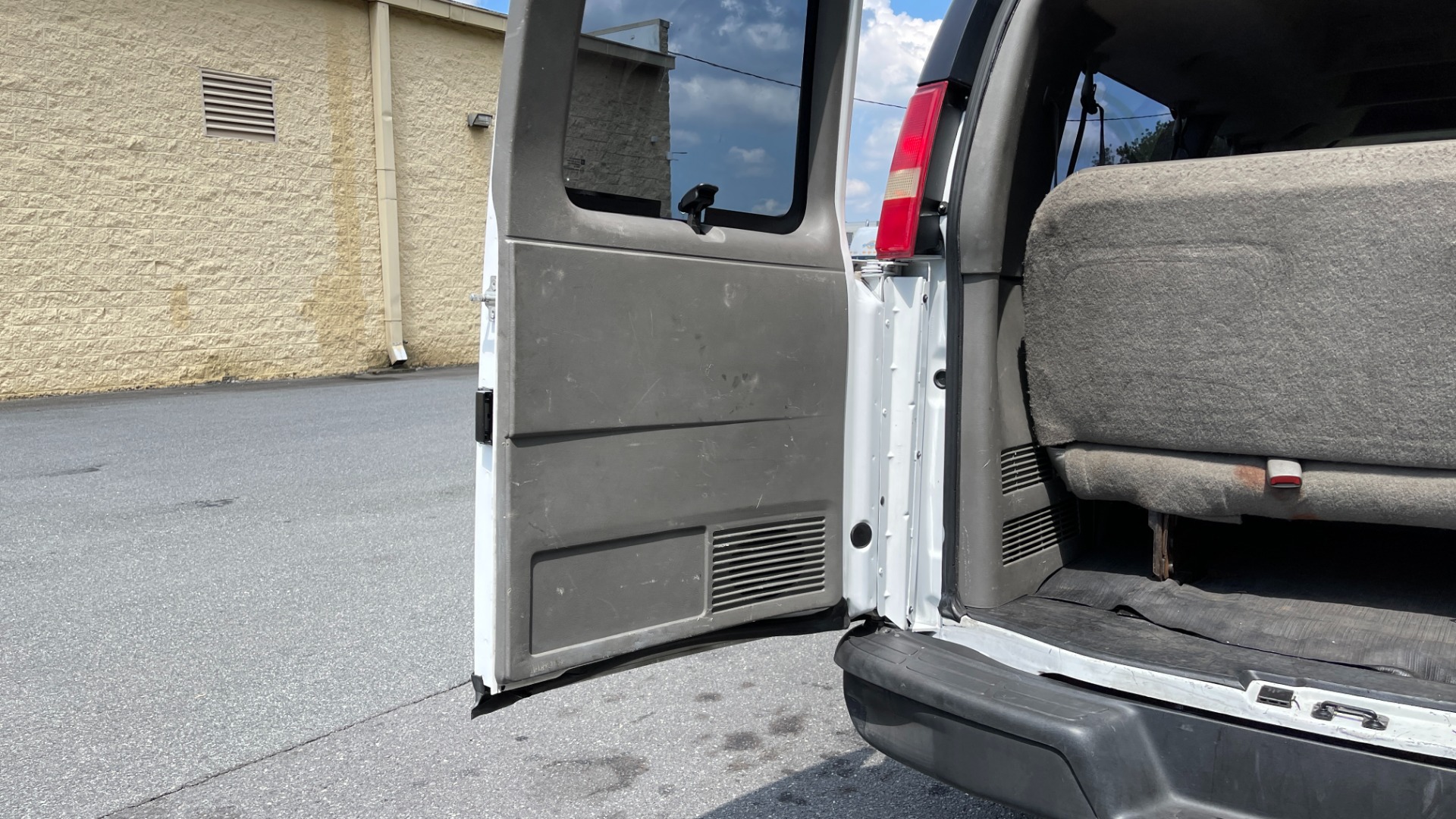 Used 2007 Chevrolet Express Passenger for sale Sold at Formula Imports in Charlotte NC 28227 52