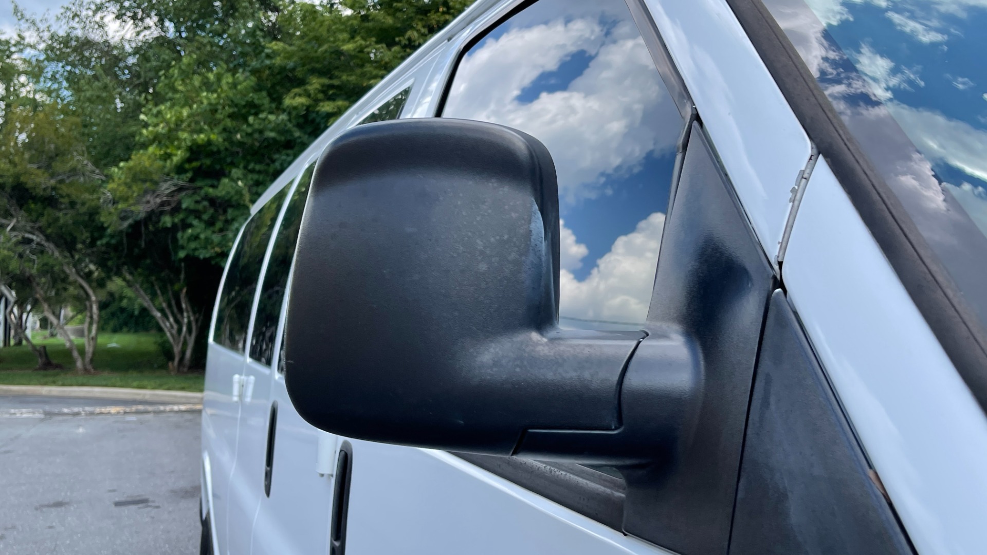 Used 2007 Chevrolet Express Passenger for sale Sold at Formula Imports in Charlotte NC 28227 64