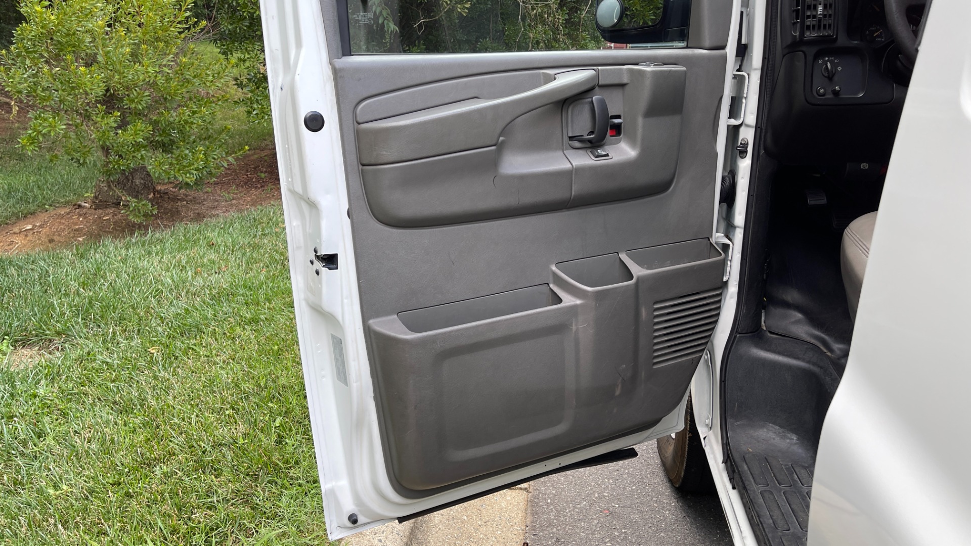Used 2007 Chevrolet Express Passenger for sale Sold at Formula Imports in Charlotte NC 28227 65