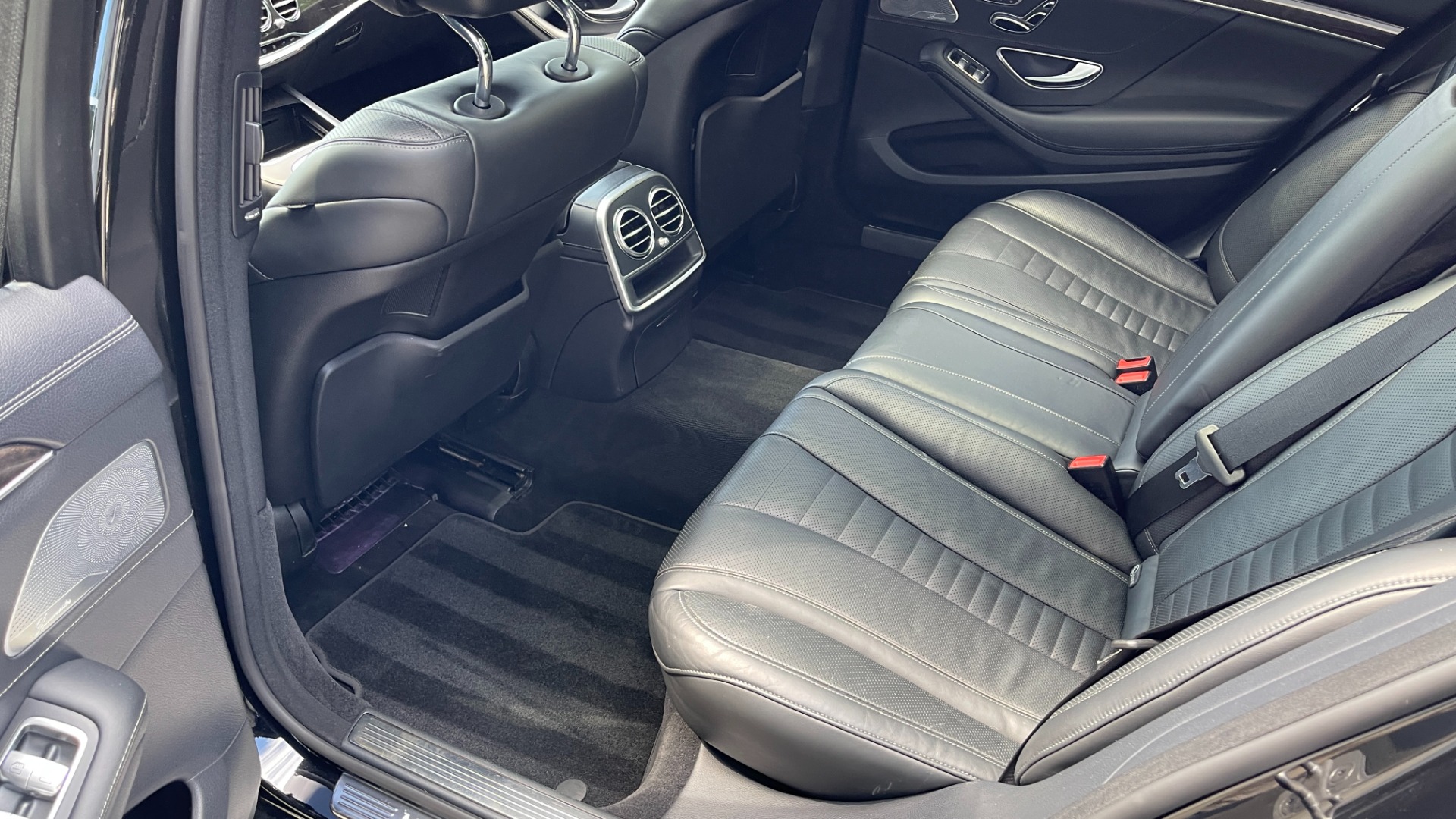 Used 2015 Mercedes-Benz S-Class S550 / 20IN AMG WHEELS / SPORT / COMFORT / PREMIUM / DRIVER ASSIST for sale $38,595 at Formula Imports in Charlotte NC 28227 15
