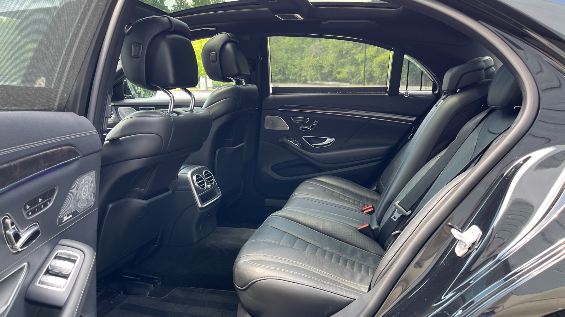 Used 2015 Mercedes-Benz S-Class S550 / 20IN AMG WHEELS / SPORT / COMFORT / PREMIUM / DRIVER ASSIST for sale $38,595 at Formula Imports in Charlotte NC 28227 17