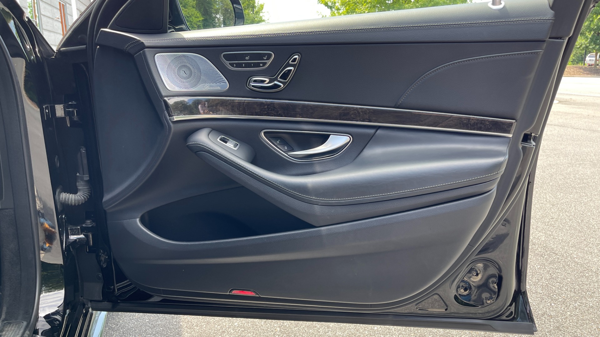 Used 2015 Mercedes-Benz S-Class S550 / 20IN AMG WHEELS / SPORT / COMFORT / PREMIUM / DRIVER ASSIST for sale $38,595 at Formula Imports in Charlotte NC 28227 41
