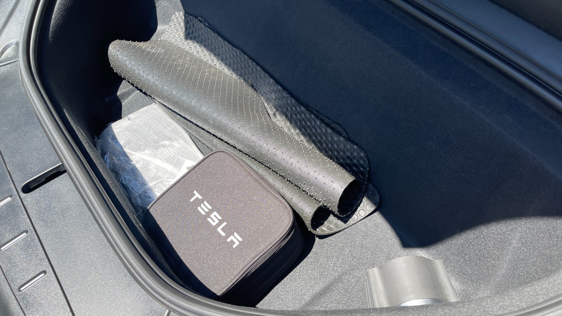 Used 2016 Tesla Model X 90D / AUTOPILOT / 3RD ROW / FALCON DOORS / ADJUSTABLE SUSPENSION for sale $62,995 at Formula Imports in Charlotte NC 28227 19